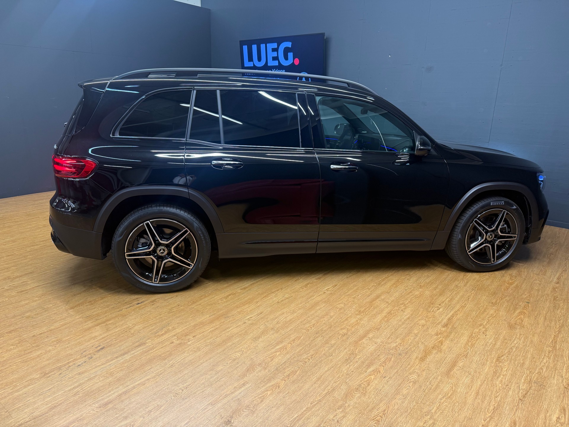 MERCEDES-BENZ GLB 220 d 4M - AMG / DISTRONIC / 360 Grad Kamera / Head-Up Display-image-6