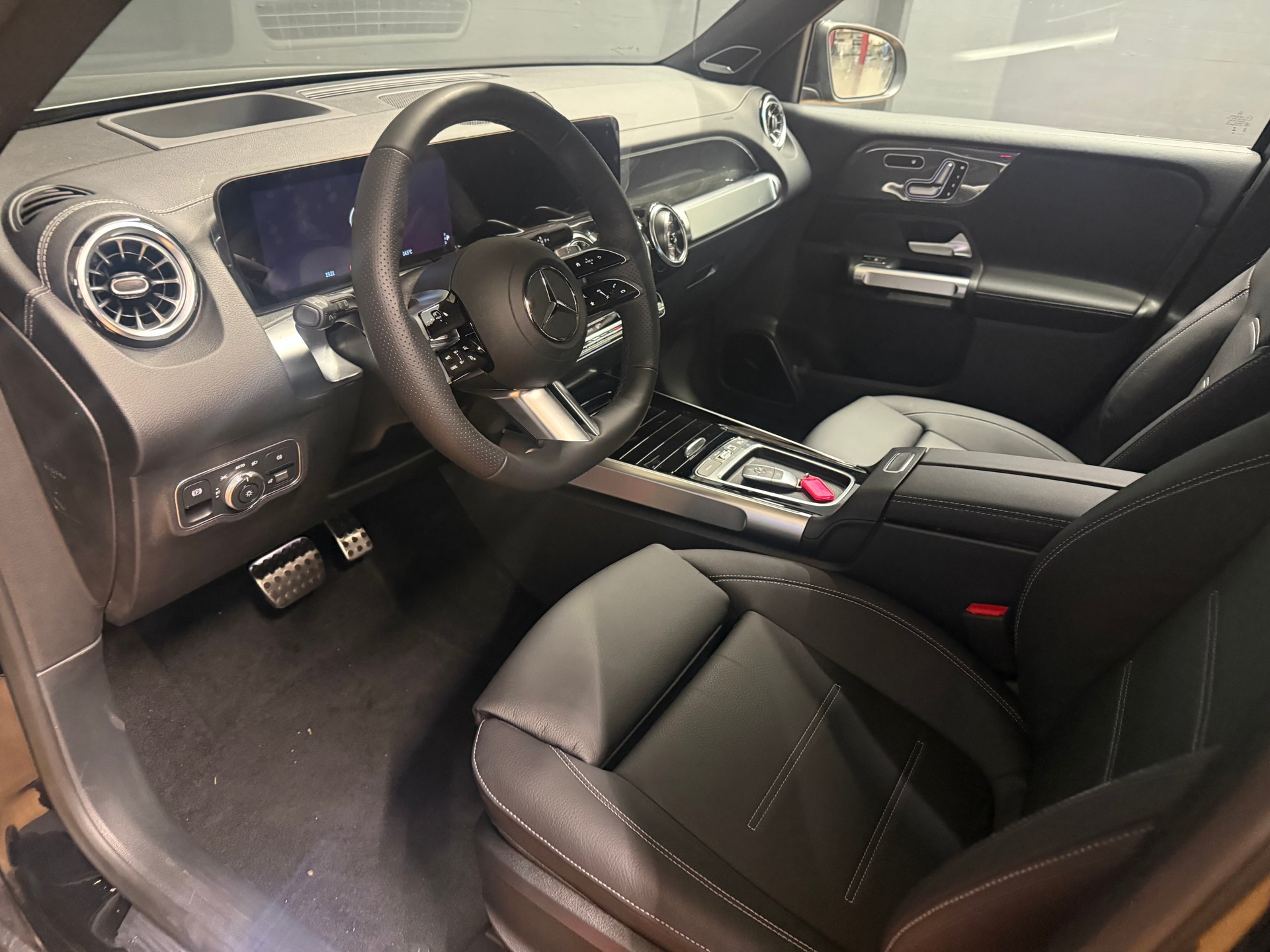MERCEDES-BENZ GLB 220 d 4M - AMG / DISTRONIC / 360 Grad Kamera / Head-Up Display-image-14