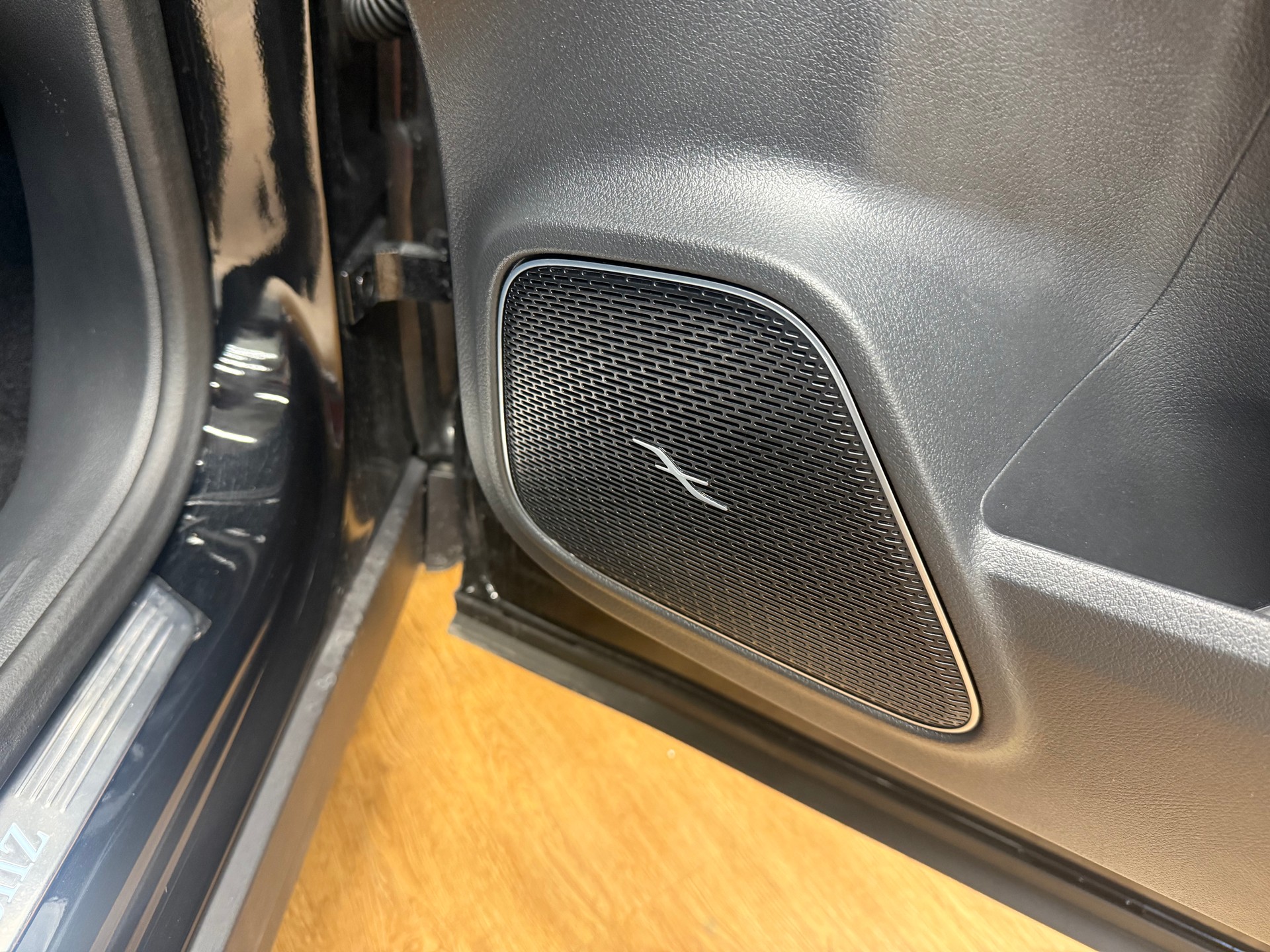 MERCEDES-BENZ GLB 220 d 4M - AMG / DISTRONIC / 360 Grad Kamera / Head-Up Display-image-12