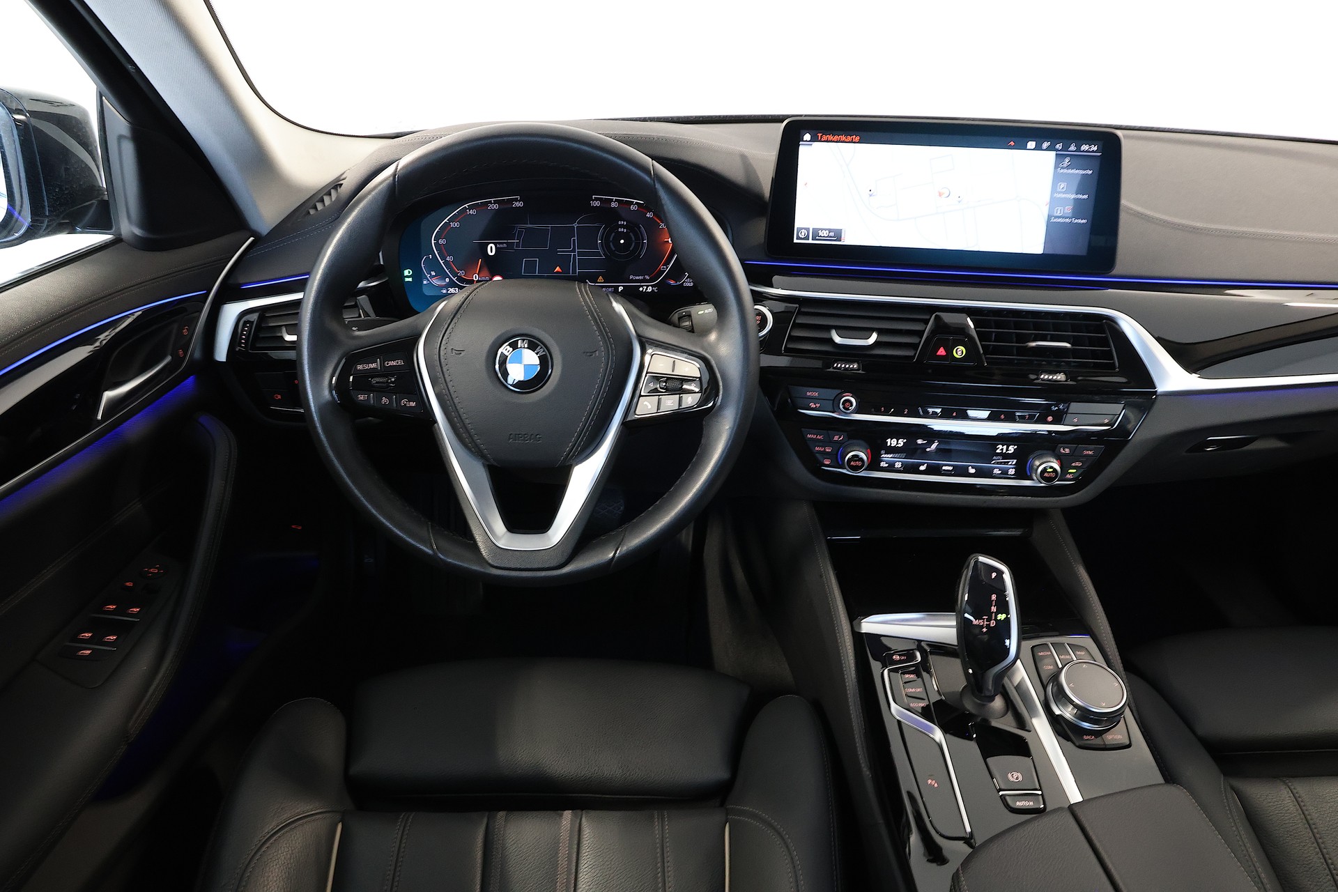 BMW 530i xDrive 48V Luxury Line Steptronic-image-11