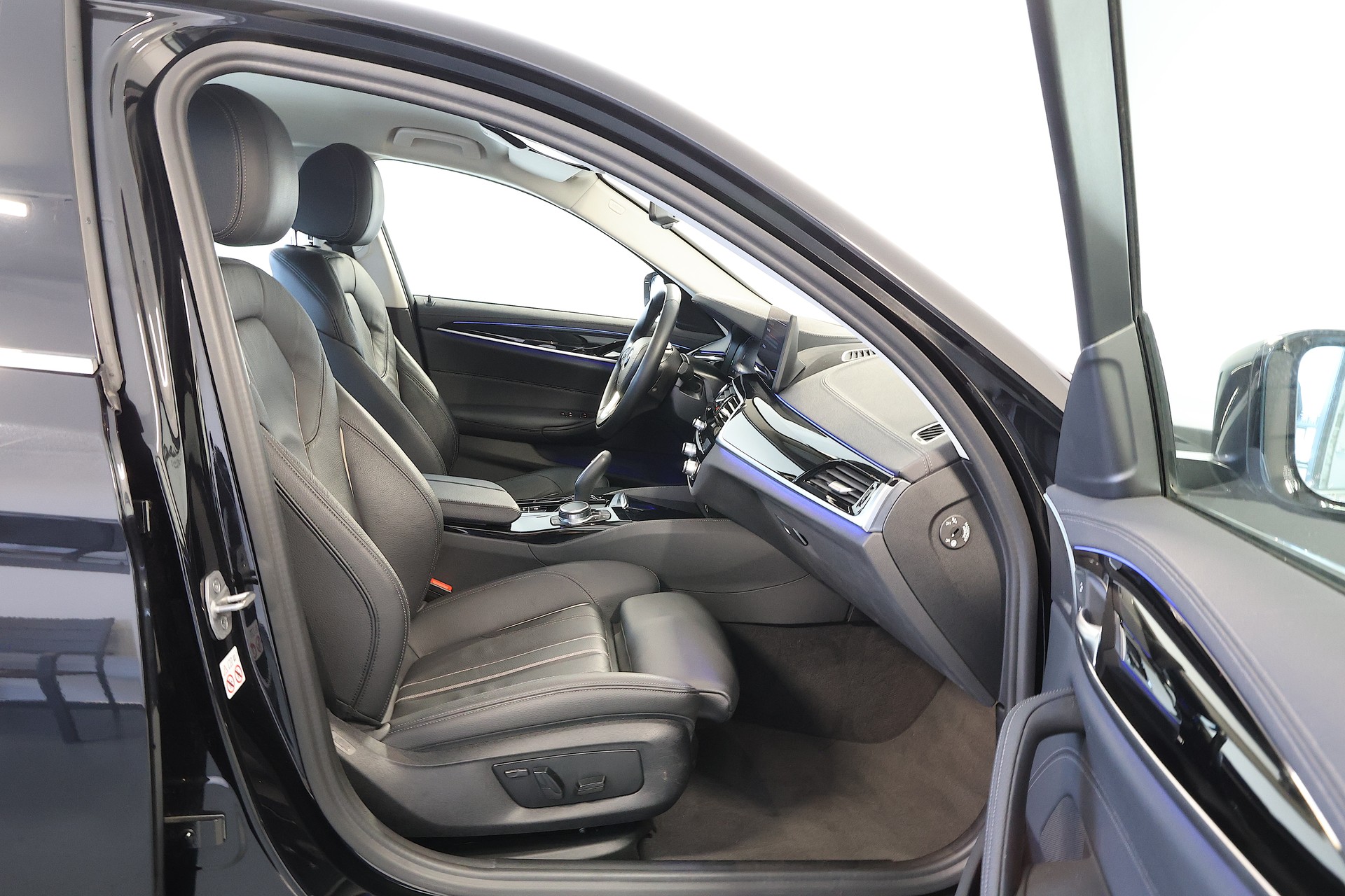 BMW 530i xDrive 48V Luxury Line Steptronic-image-13
