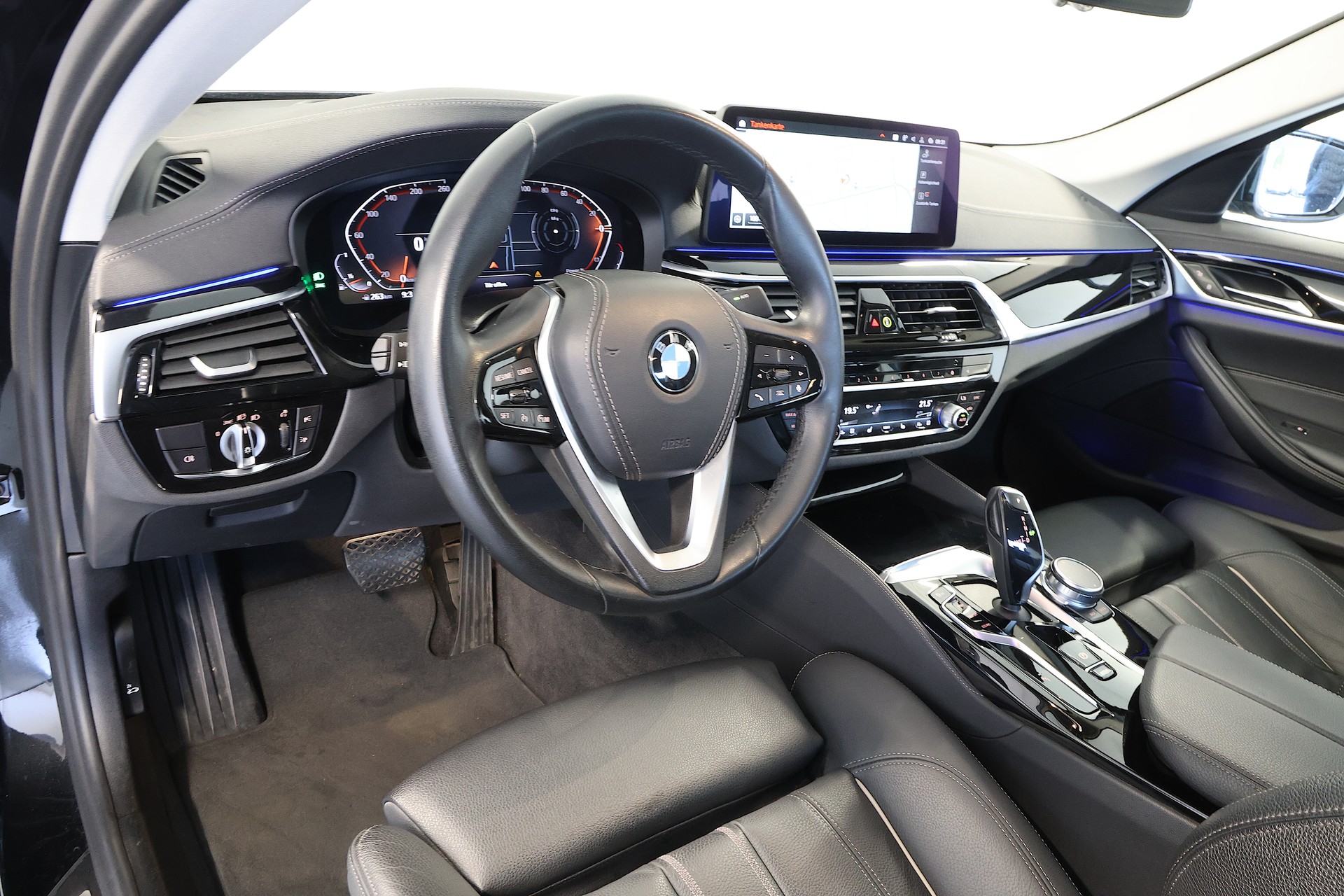 BMW 530i xDrive 48V Luxury Line Steptronic-image-8