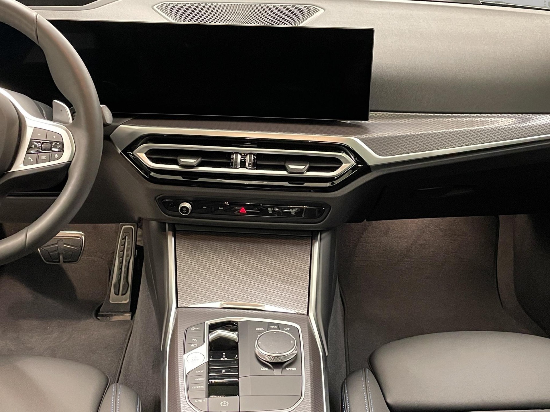 BMW 320e xDrive Touring-image-13
