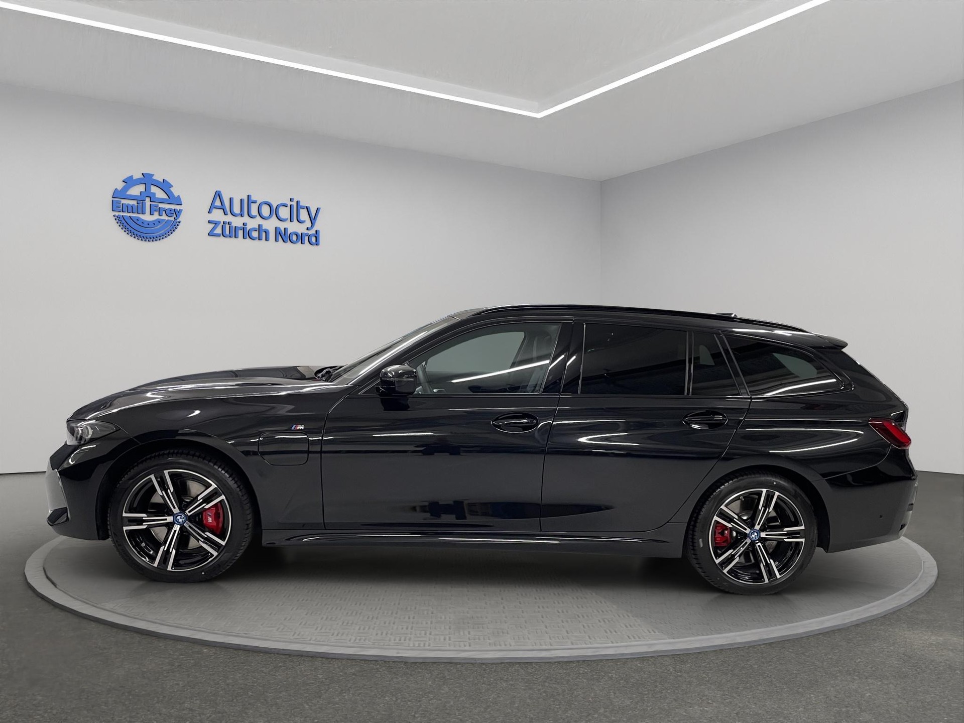 BMW 320e xDrive Touring-image-4