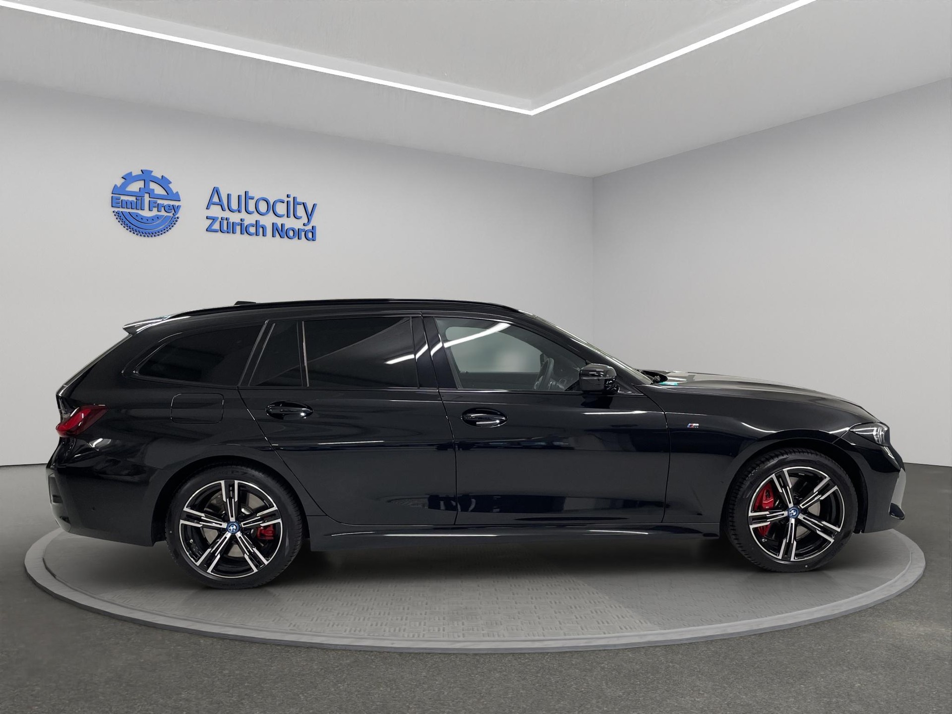 BMW 320e xDrive Touring-image-5