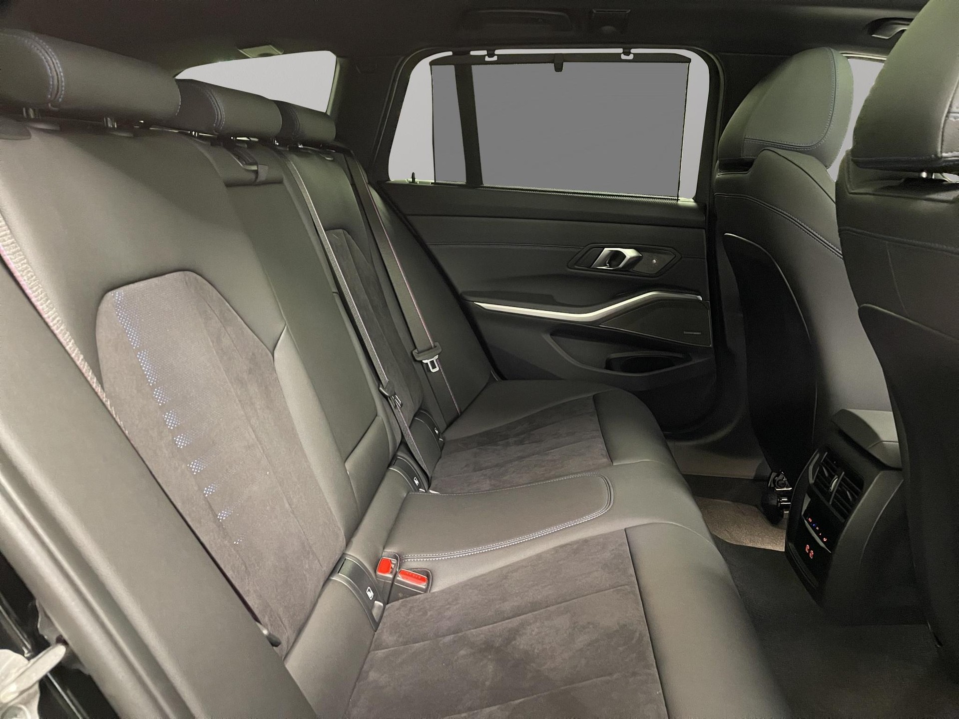 BMW 320e xDrive Touring-image-17