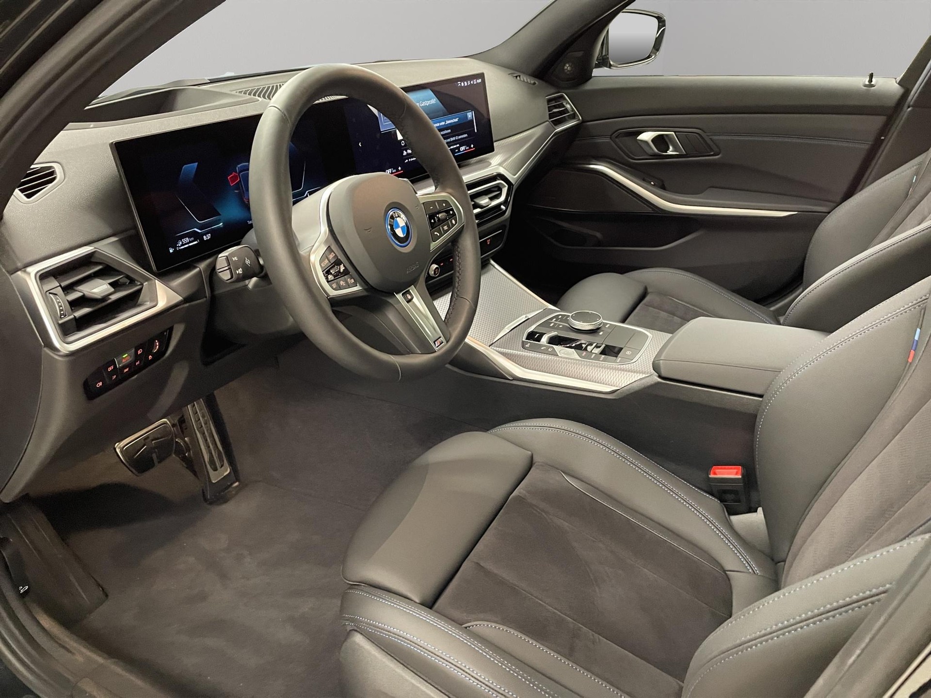 BMW 320e xDrive Touring-image-9
