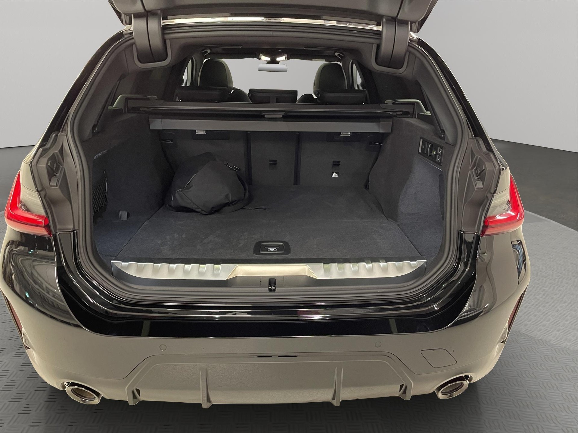 BMW 320e xDrive Touring-image-19