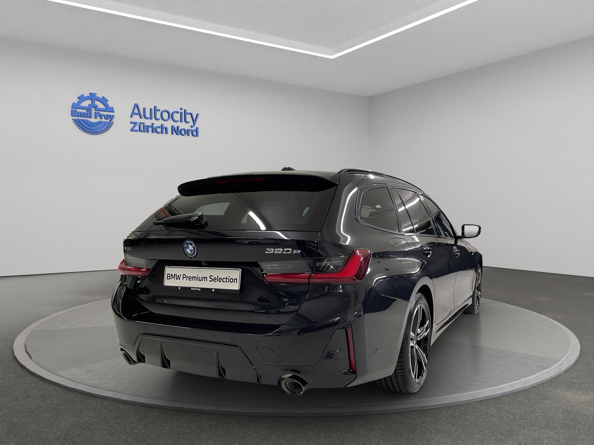 BMW 320e xDrive Touring-image-1