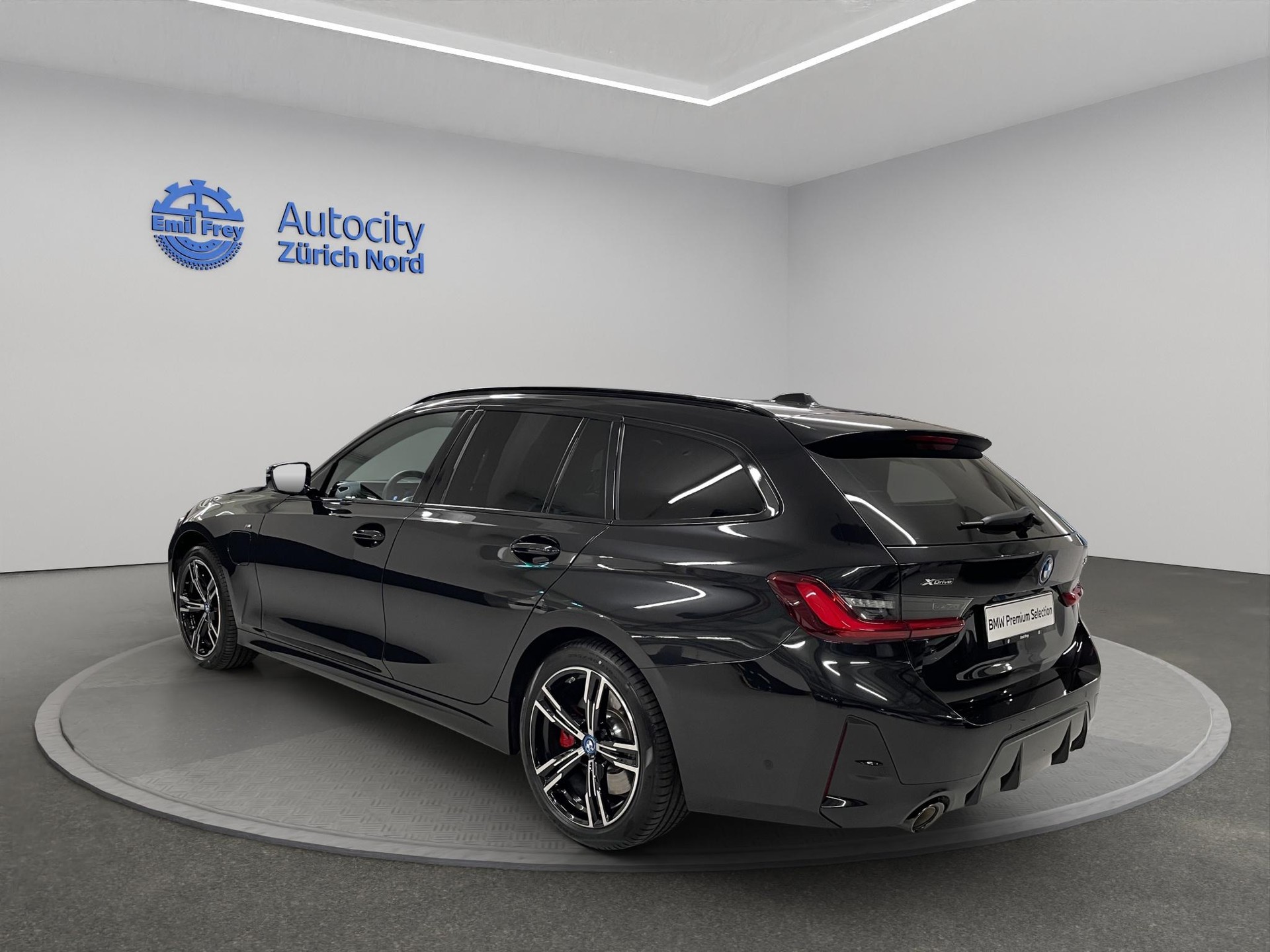 BMW 320e xDrive Touring-image-3