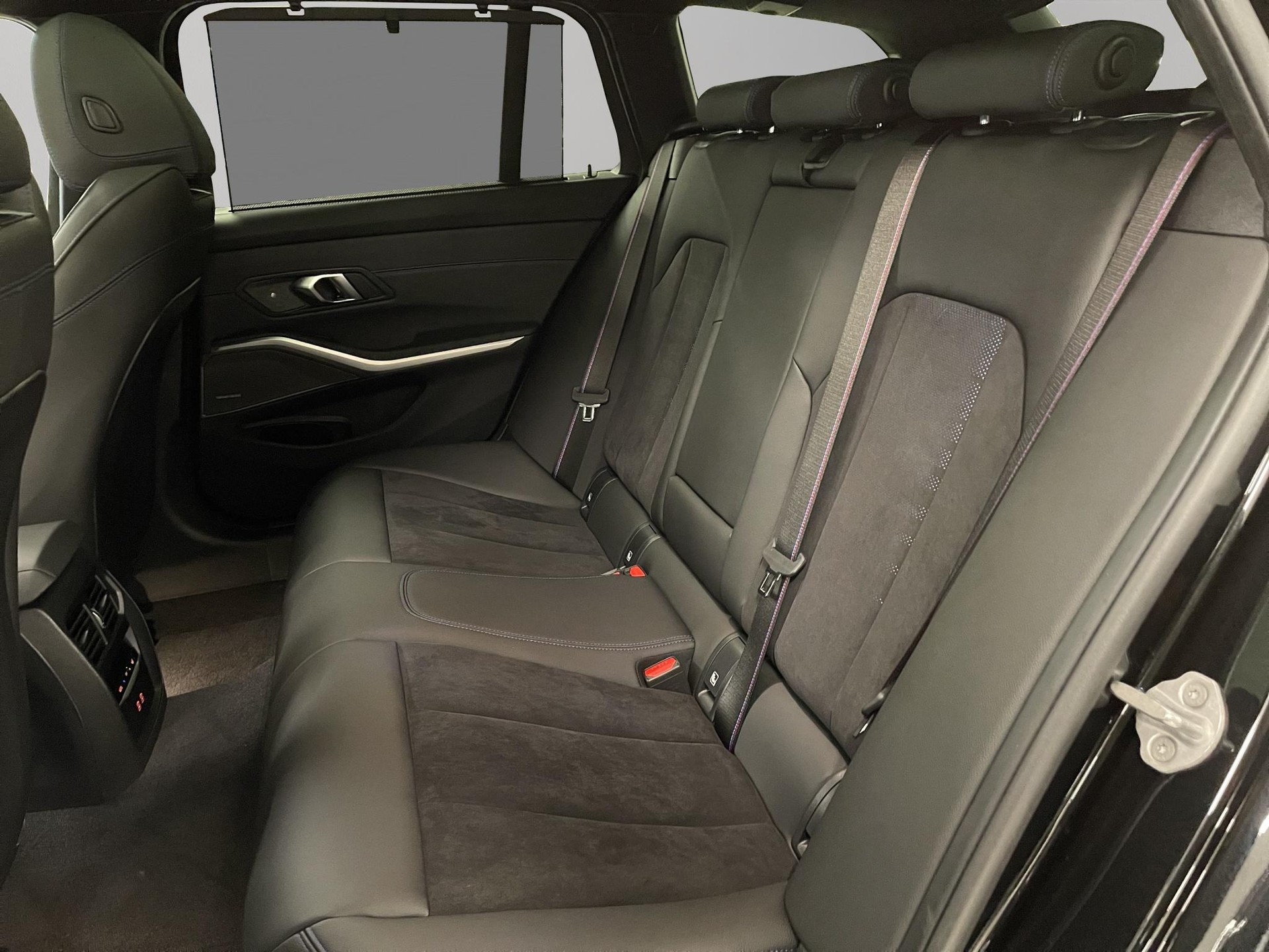 BMW 320e xDrive Touring-image-16
