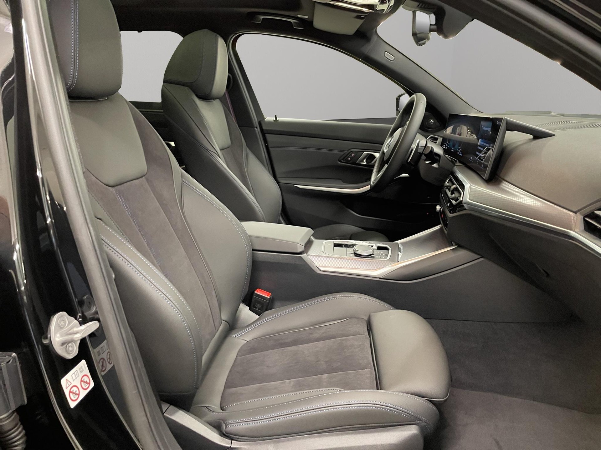 BMW 320e xDrive Touring-image-10