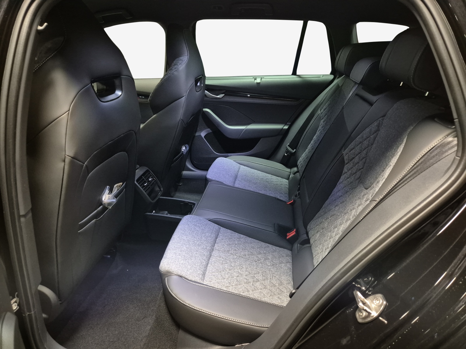 SKODA Octavia Combi 1.5 TSI mHEV DSG Sport Line-image-11