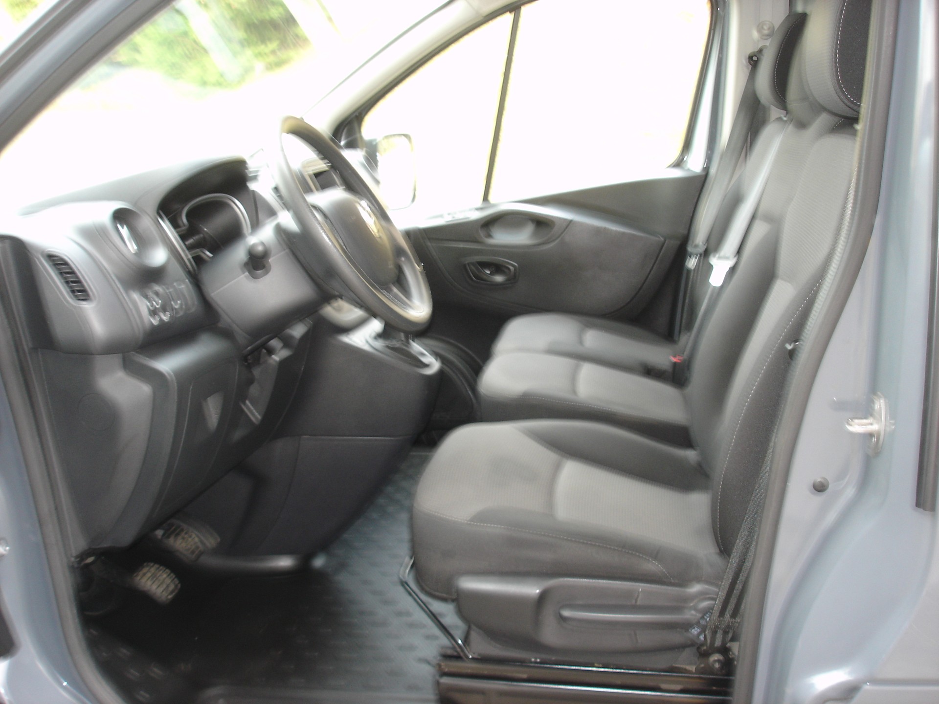 RENAULT Trafic 2.0 ENERGY dCi170 3.0t Business L1H1-image-5