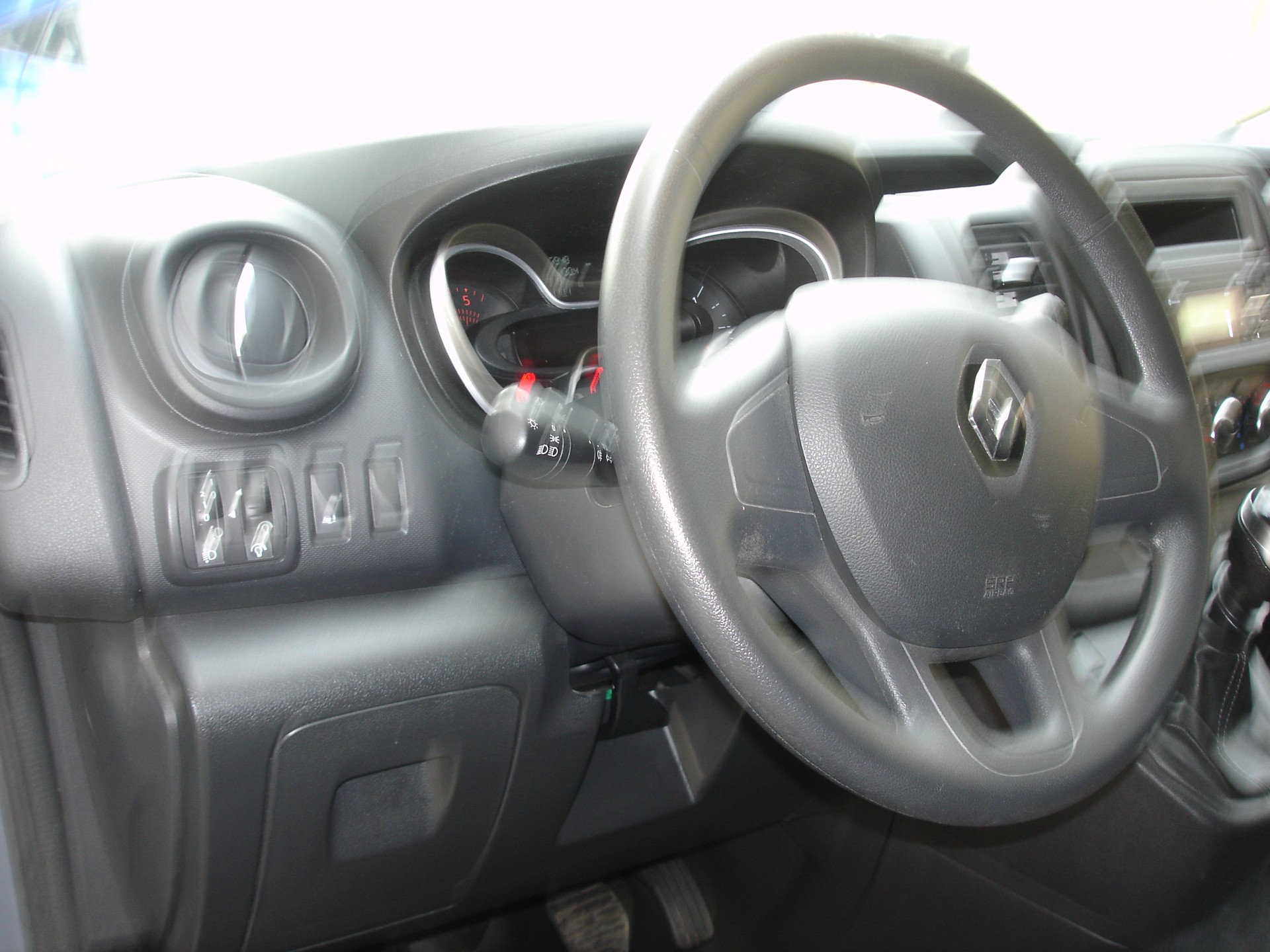 RENAULT Trafic 2.0 ENERGY dCi170 3.0t Business L1H1-image-7