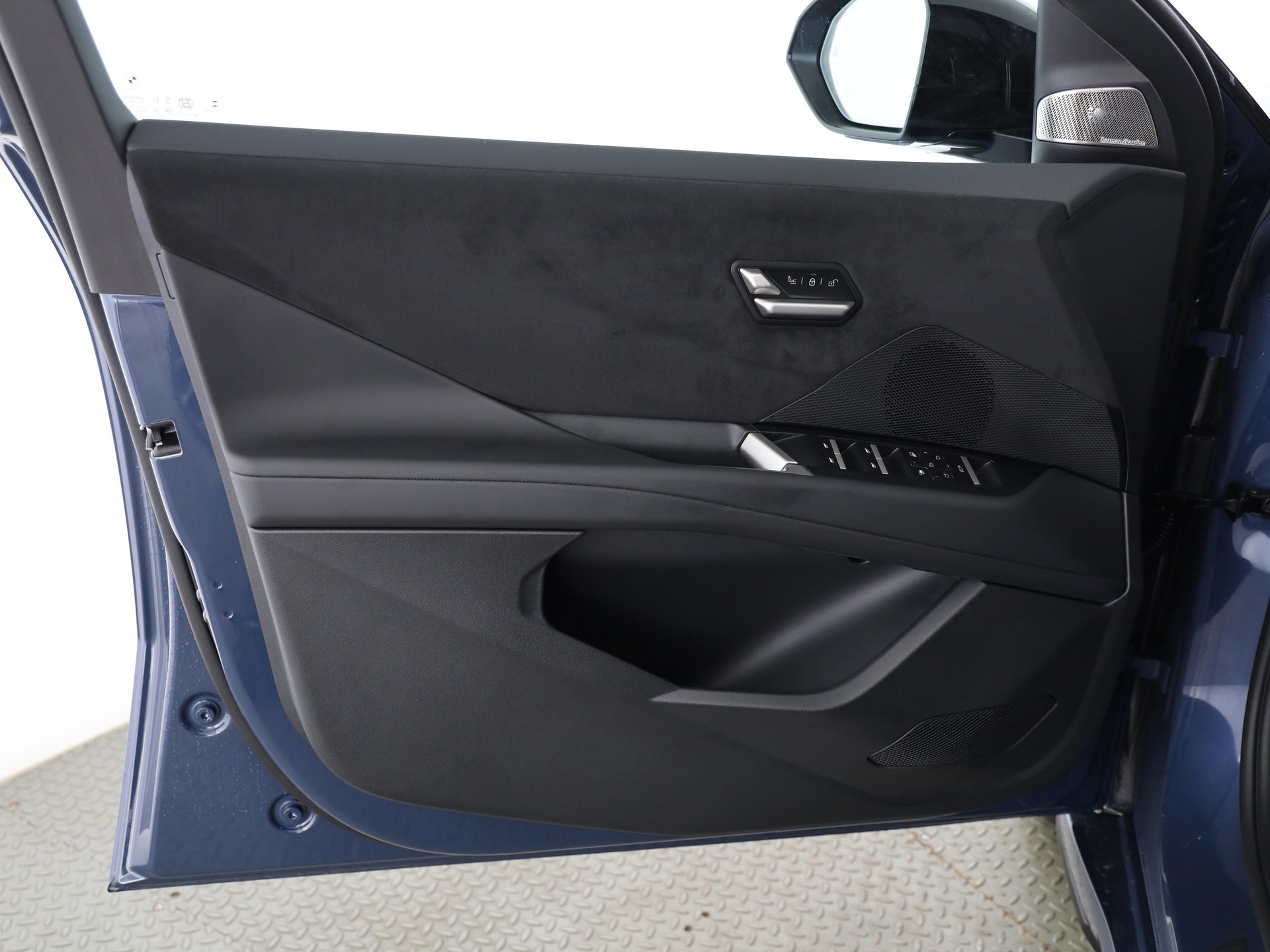 BMW iX3 50 xDrive-image-9
