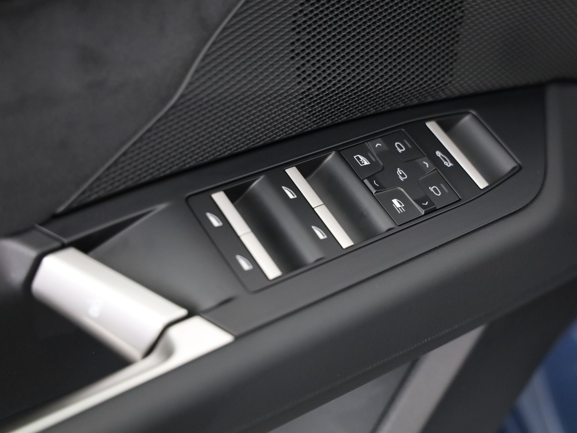 BMW iX3 50 xDrive-image-17