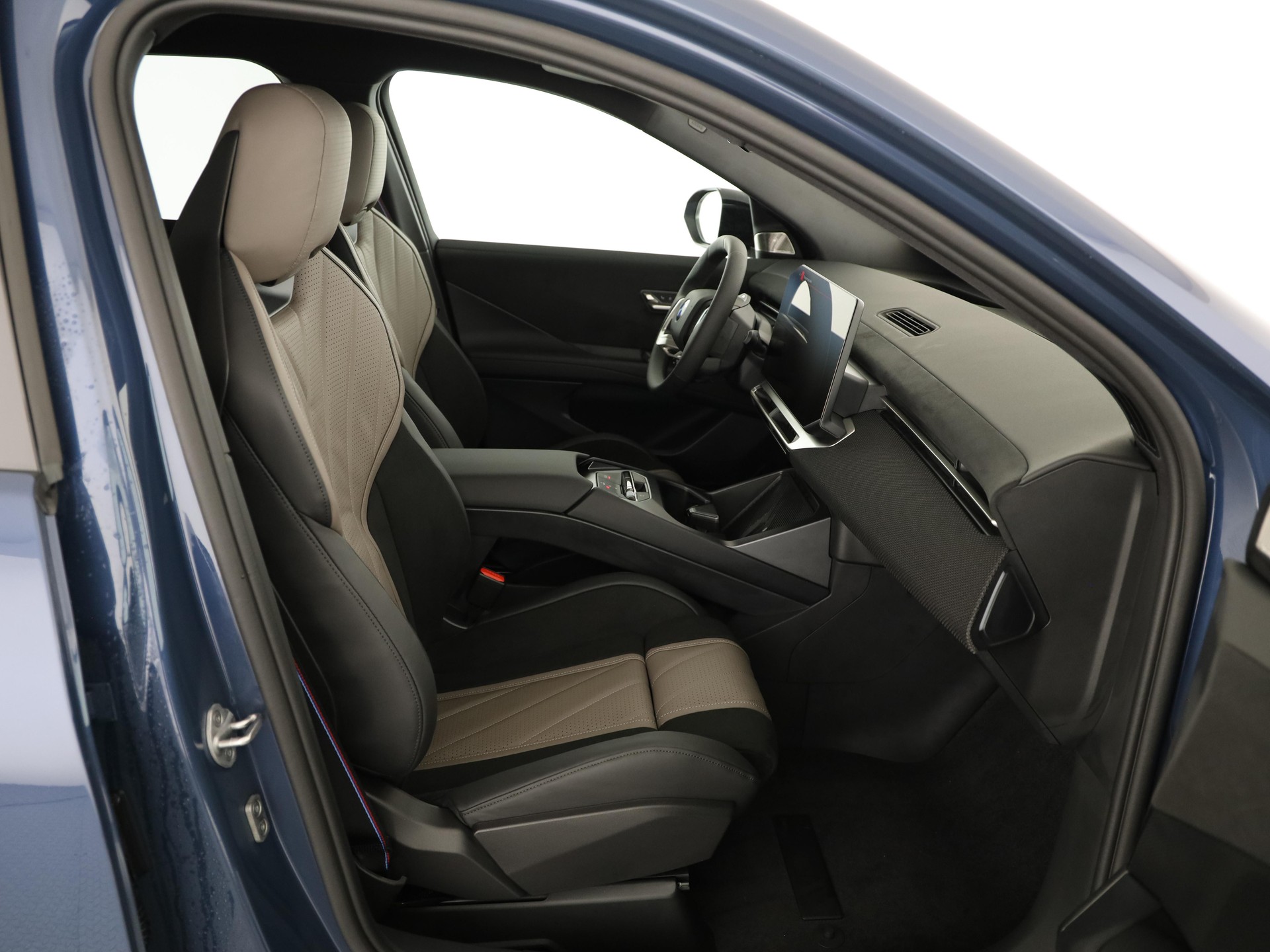 BMW iX3 50 xDrive-image-13