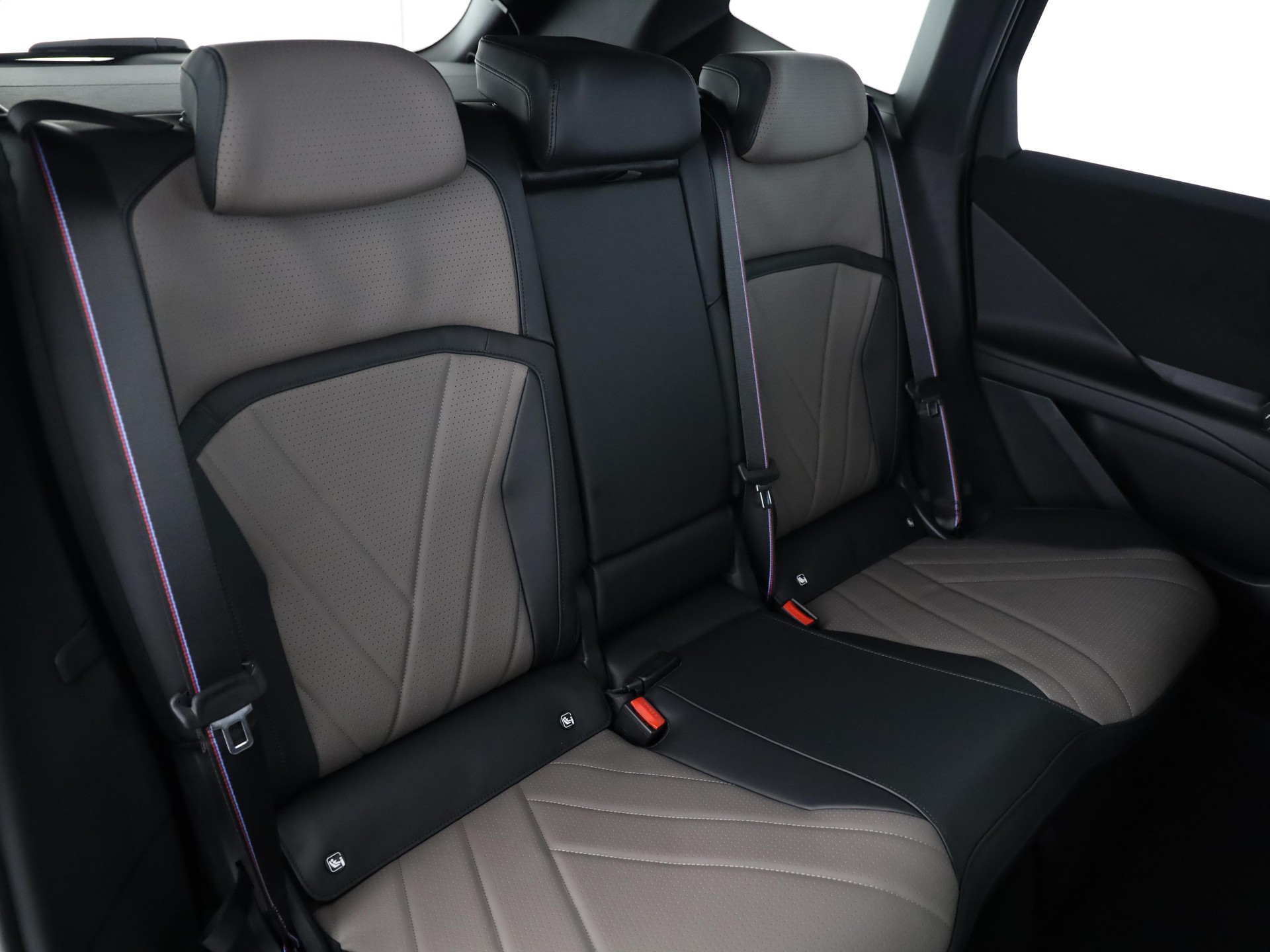 BMW iX3 50 xDrive-image-14