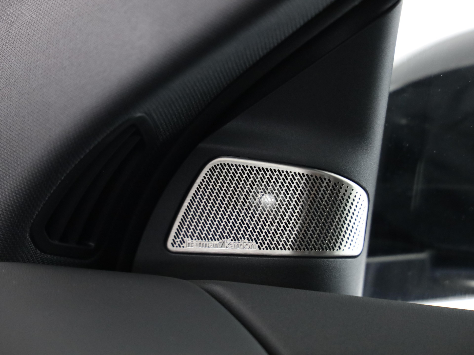 BMW iX3 50 xDrive-image-18