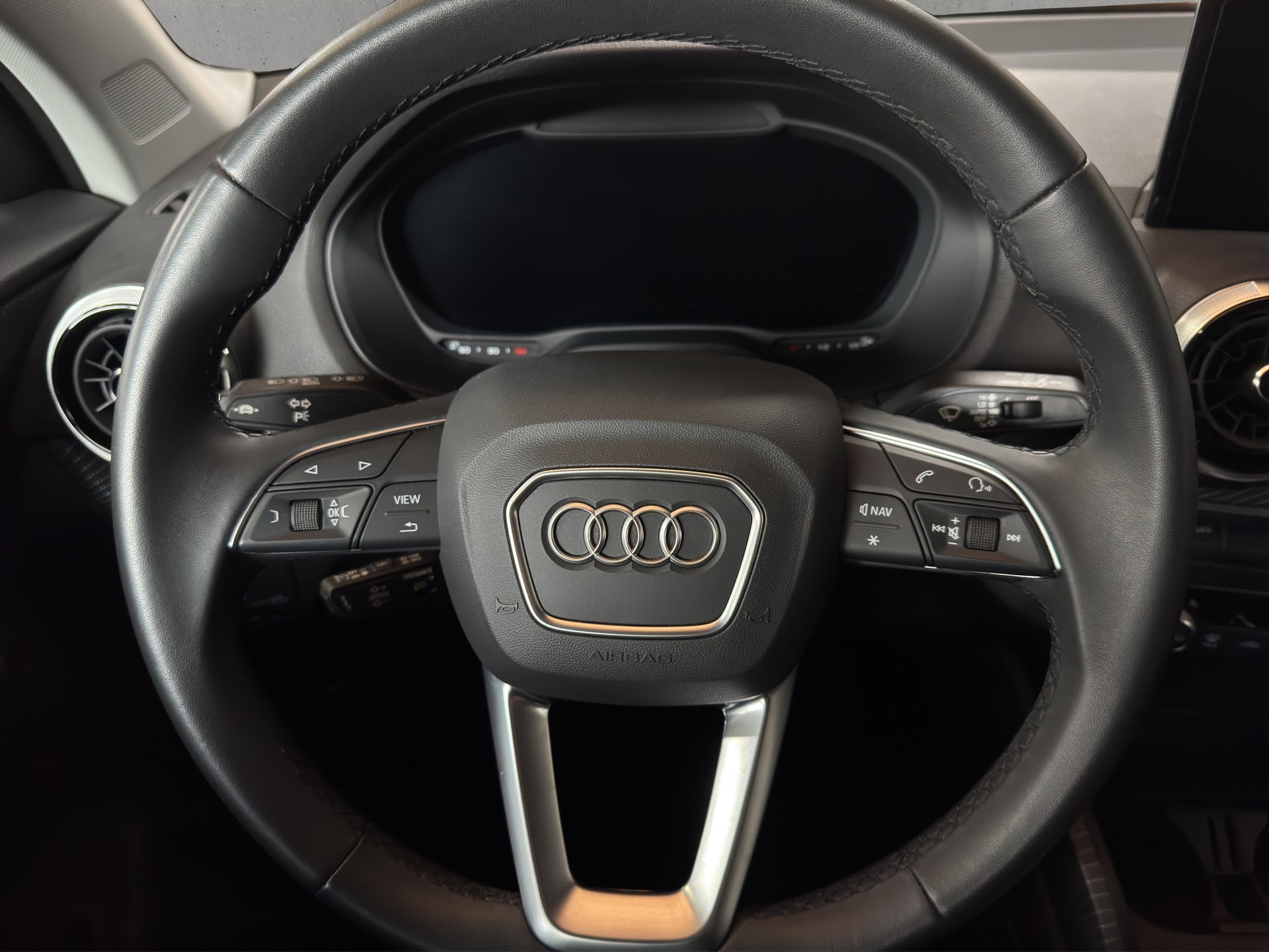 AUDI Q2 2.0 TDI S Line Sport Edition S-tronic "AHK-Leder-Navi-RF.-Kamera"-image-13