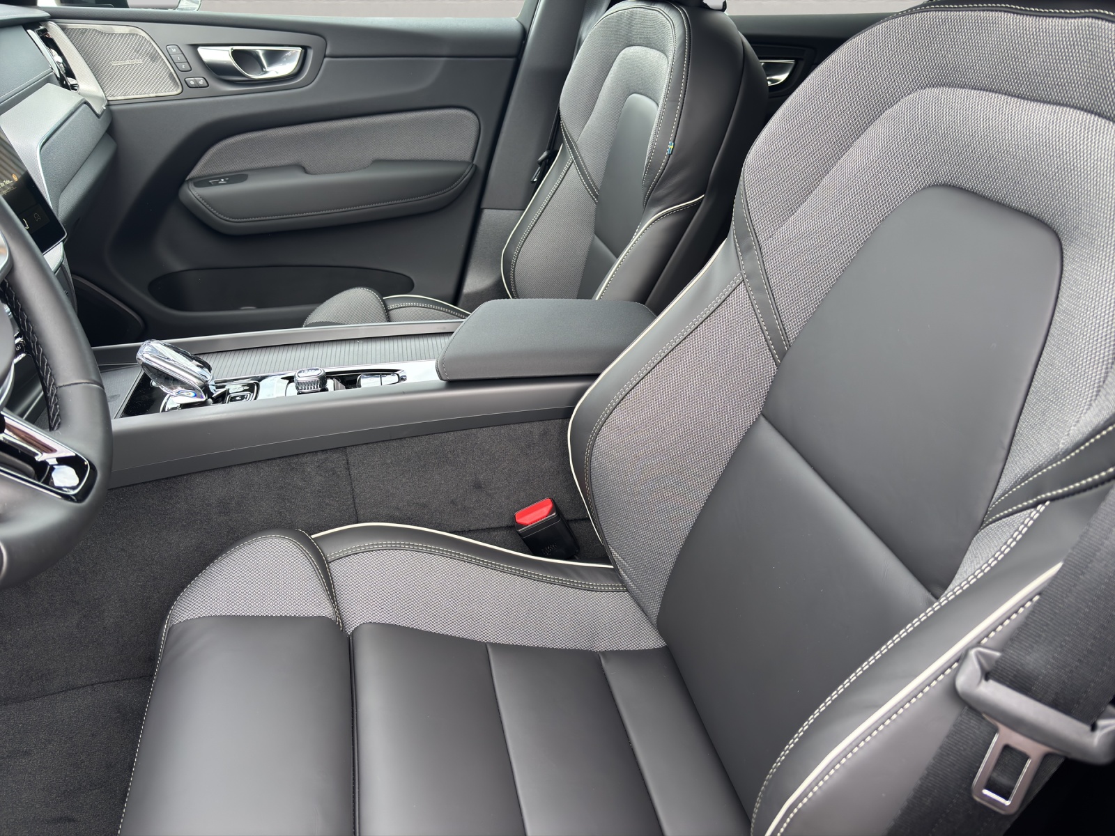 VOLVO XC60 2.0 T8 TE Black Edition eAWD-image-12