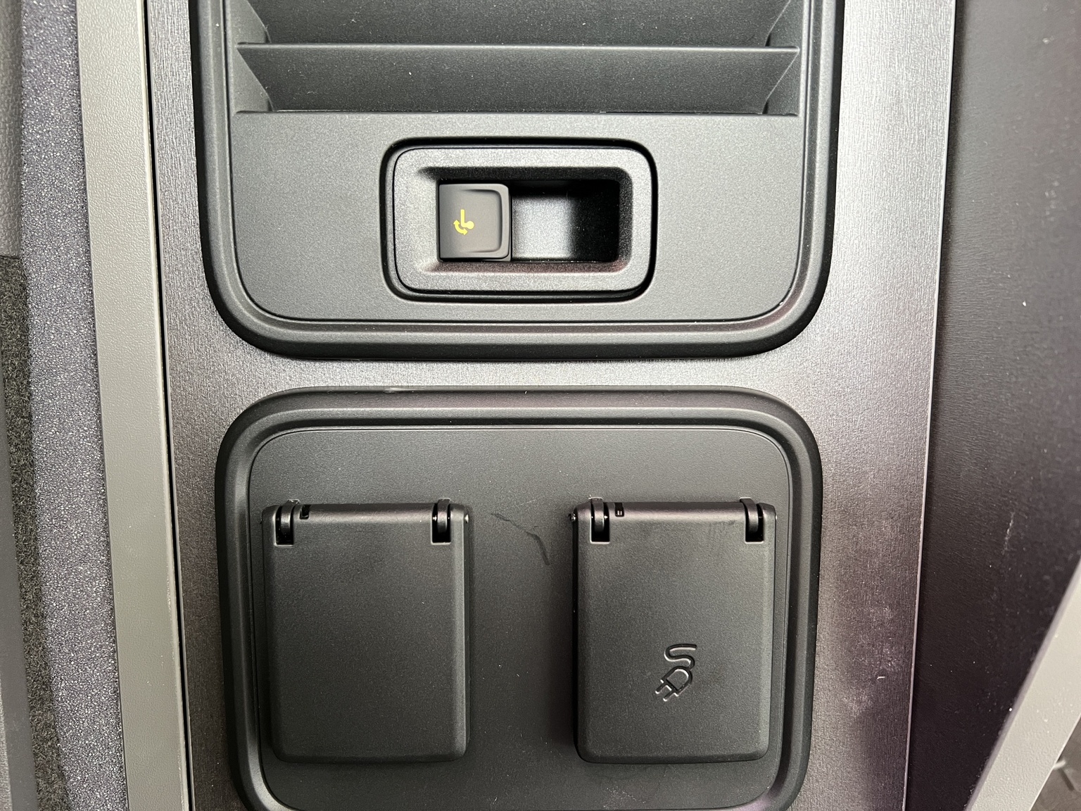 VW California 2.0 TSI Beach Tour Liberty-image-13