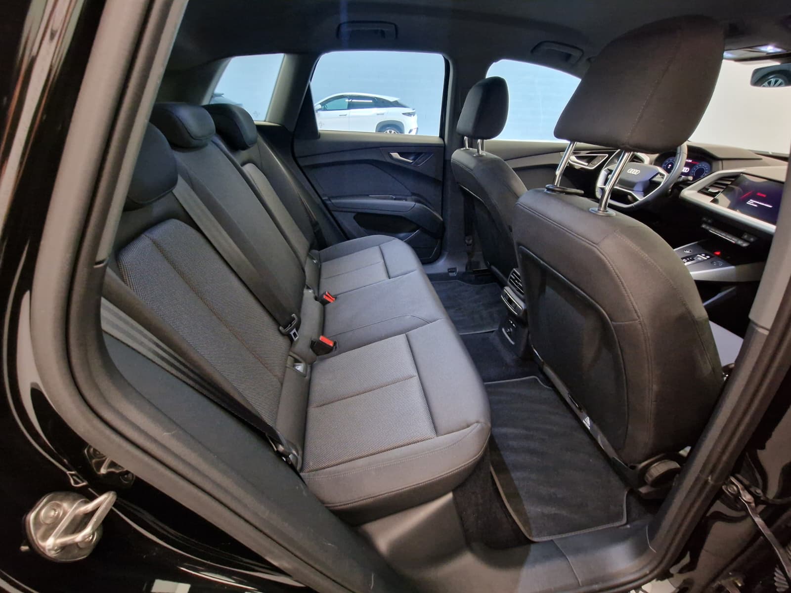 AUDI Q4 e-tron 50 quattro-image-15