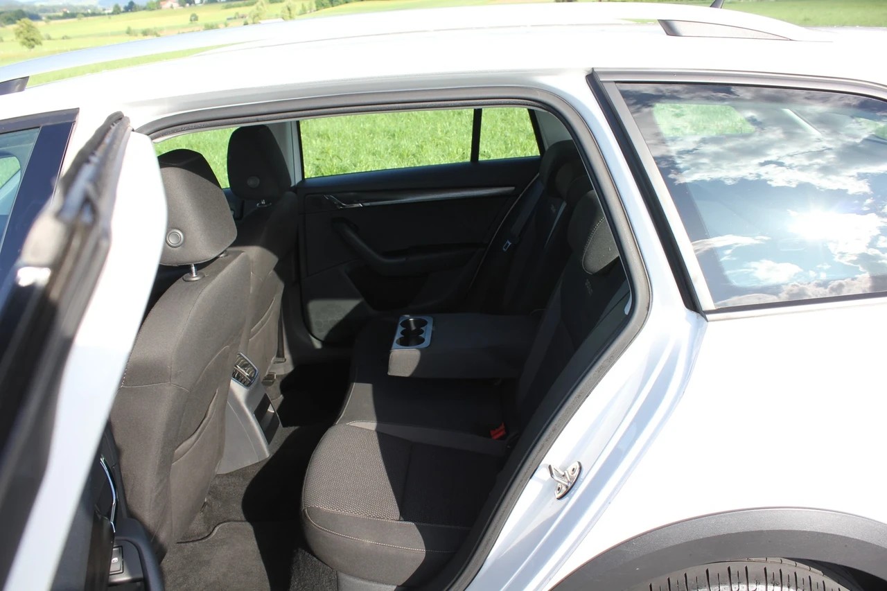 SKODA Octavia Combi 2.0 TDI Scout 4x4 mit Anhängerkupplung-image-7