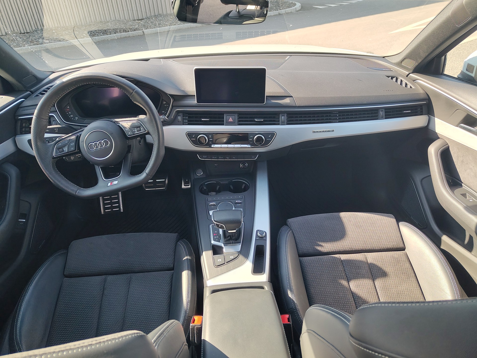 AUDI A4 Avant 40 TDI Sport Attraction quattro S-tronic-image-11