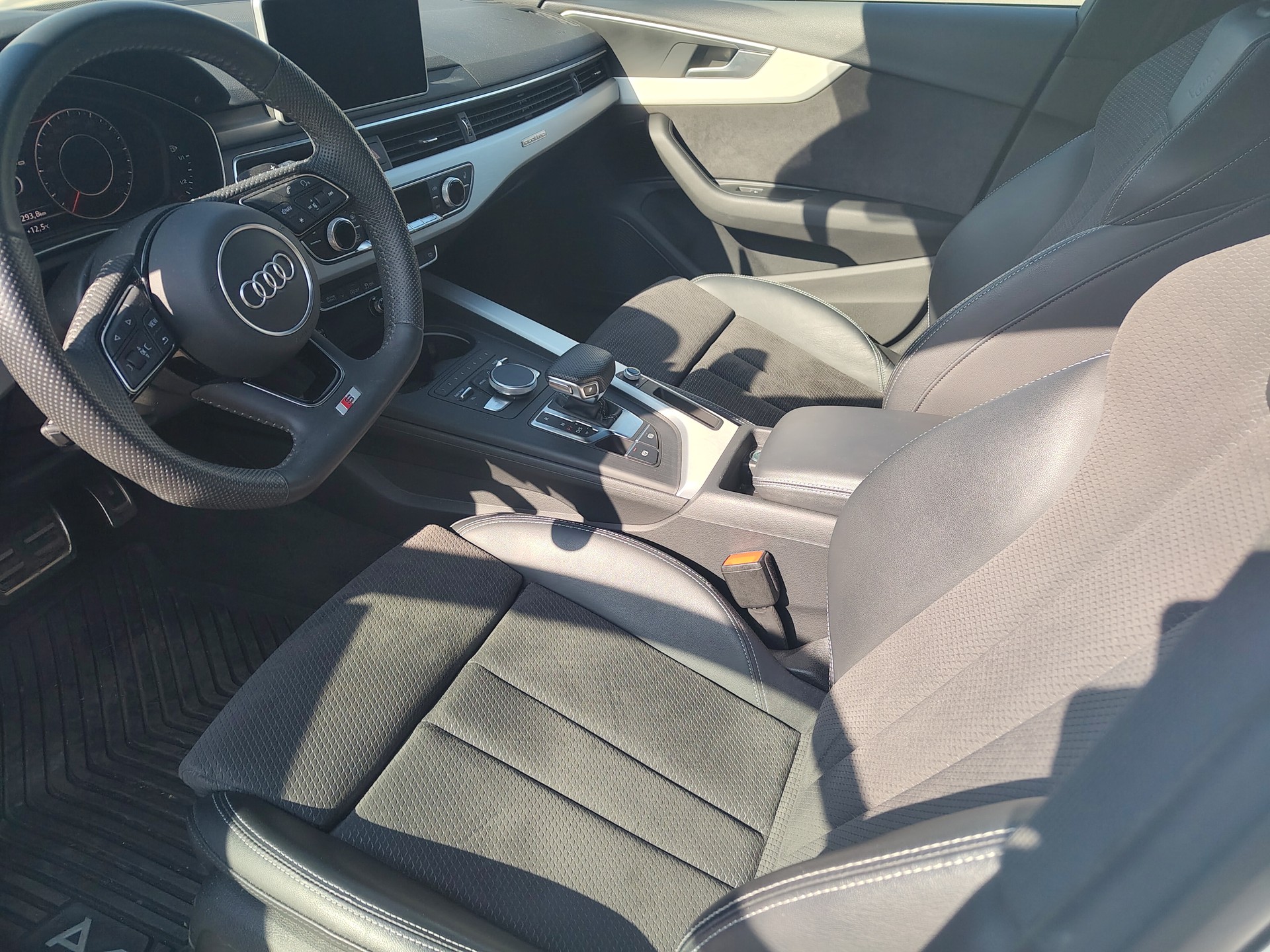 AUDI A4 Avant 40 TDI Sport Attraction quattro S-tronic-image-4