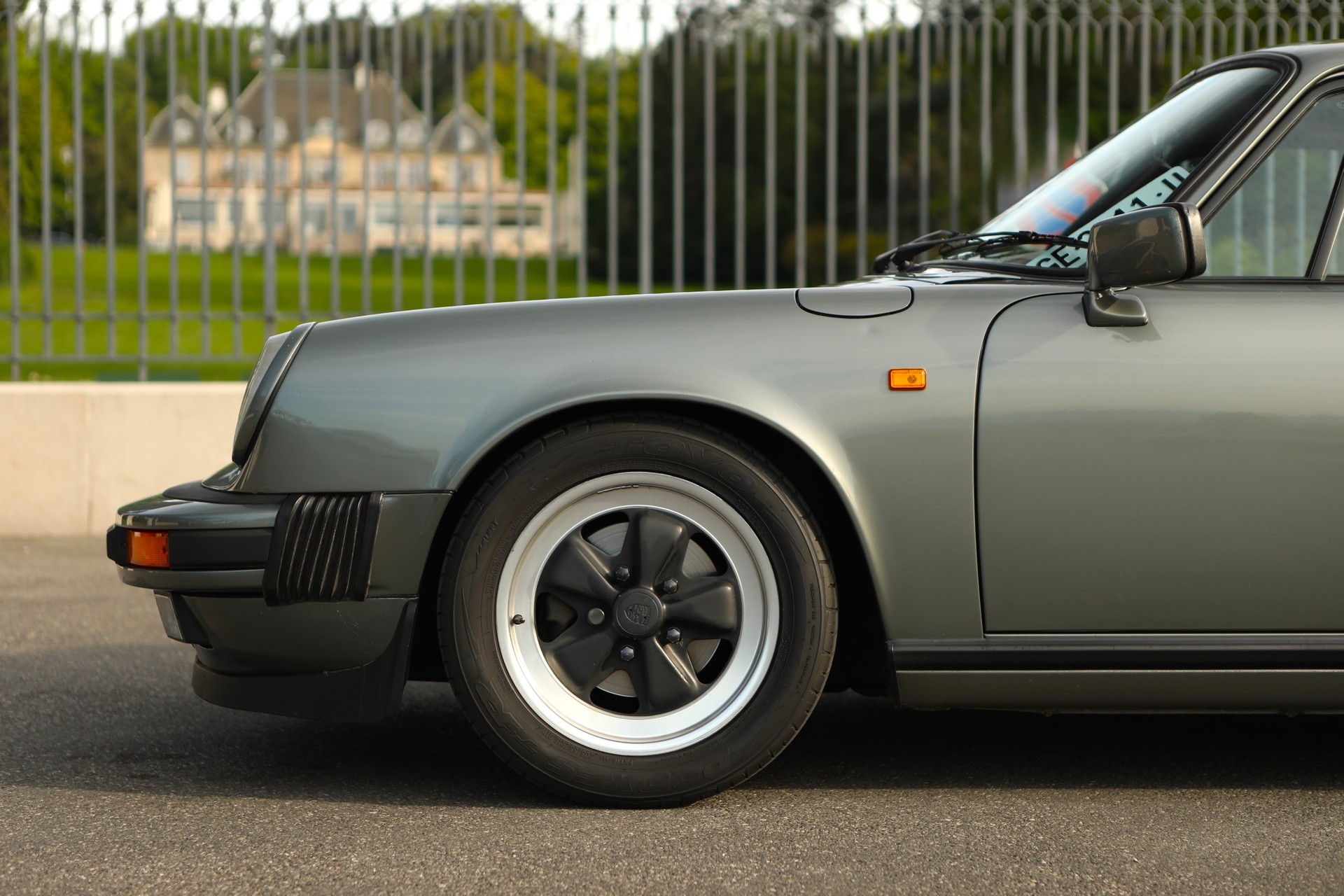 PORSCHE 911 Carrera 3.2-image-1