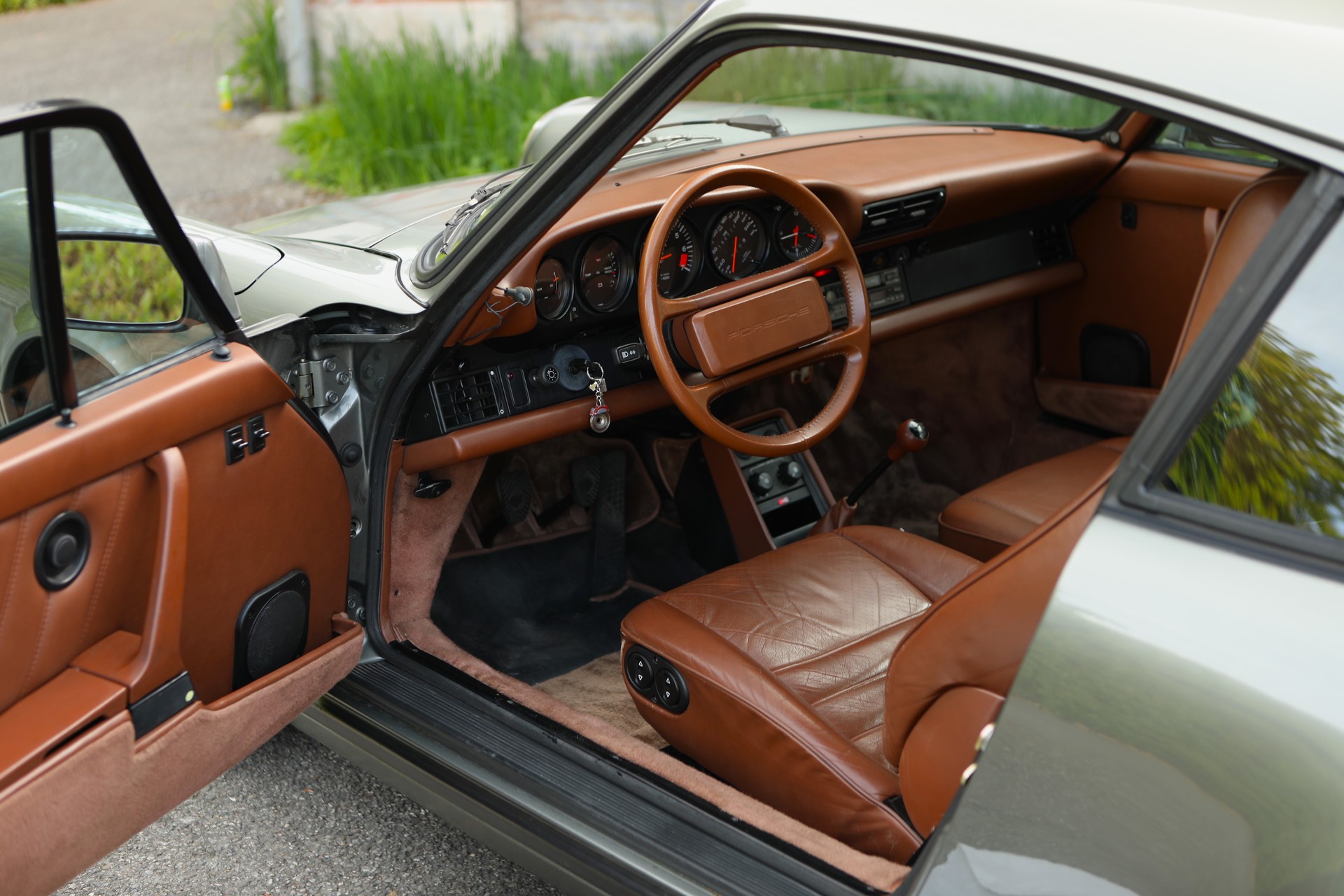 PORSCHE 911 Carrera 3.2-image-9