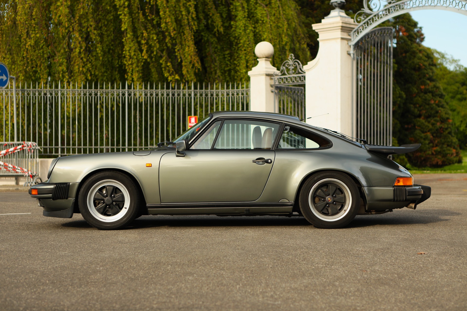 PORSCHE 911 Carrera 3.2-image-3