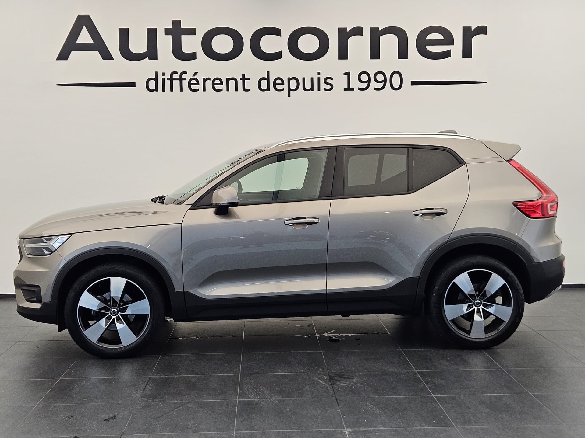 VOLVO XC40 T3 Momentum Geartronic-image-1