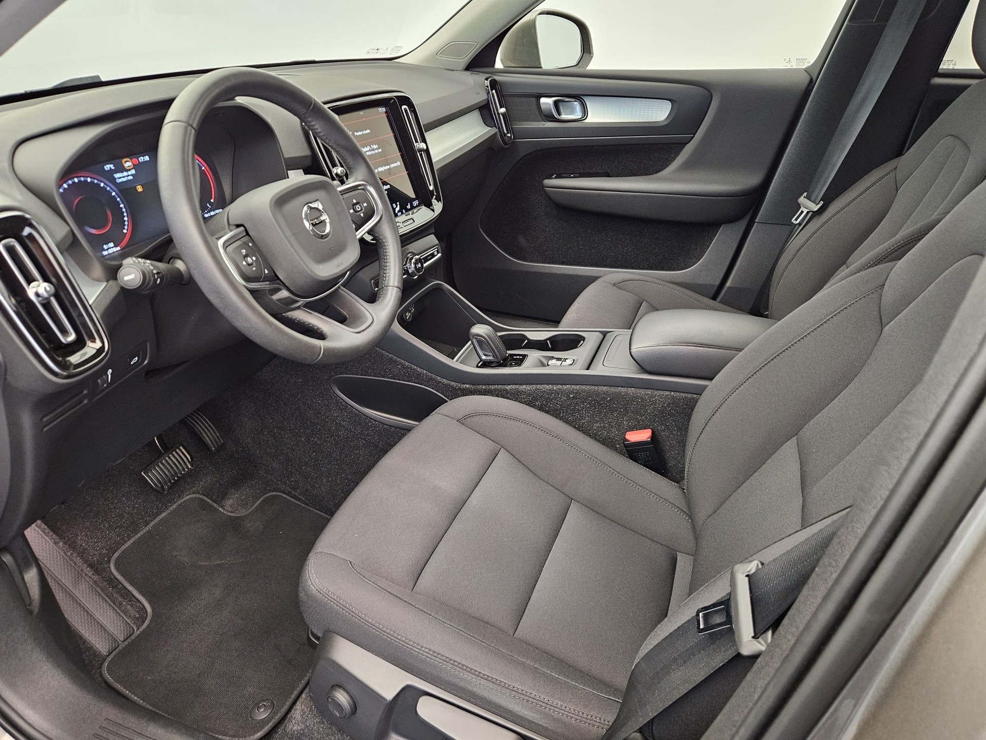 VOLVO XC40 T3 Momentum Geartronic-image-10