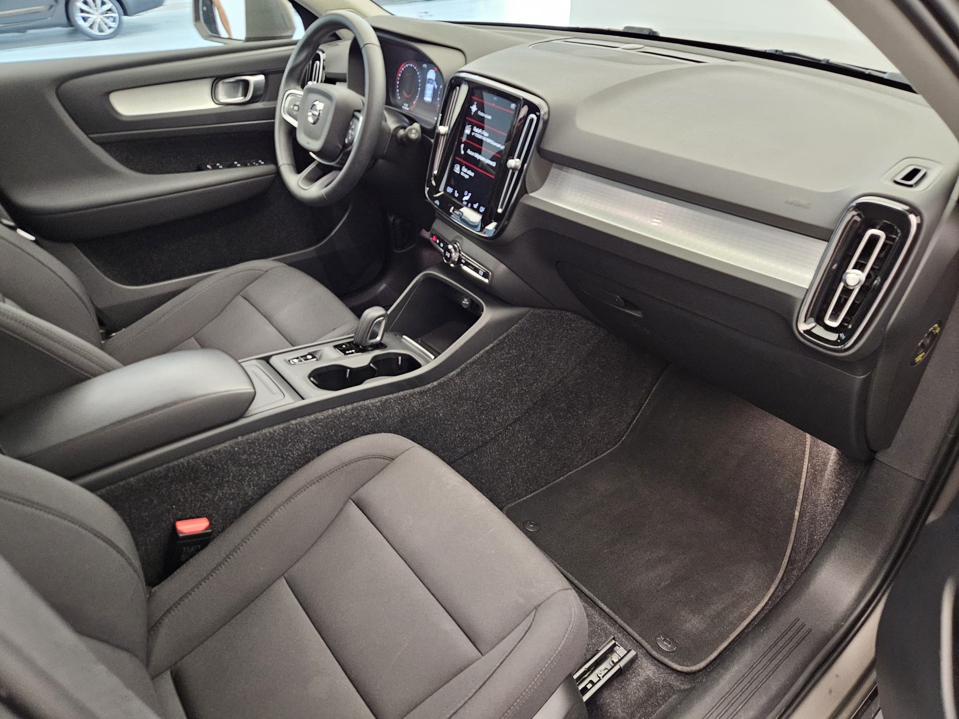 VOLVO XC40 T3 Momentum Geartronic-image-11