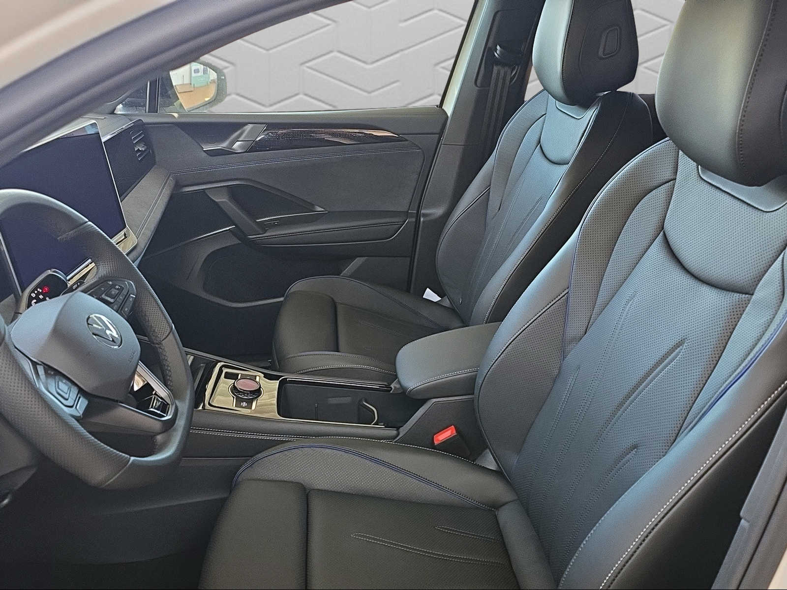 VW VW Tiguan R-Line-image-6