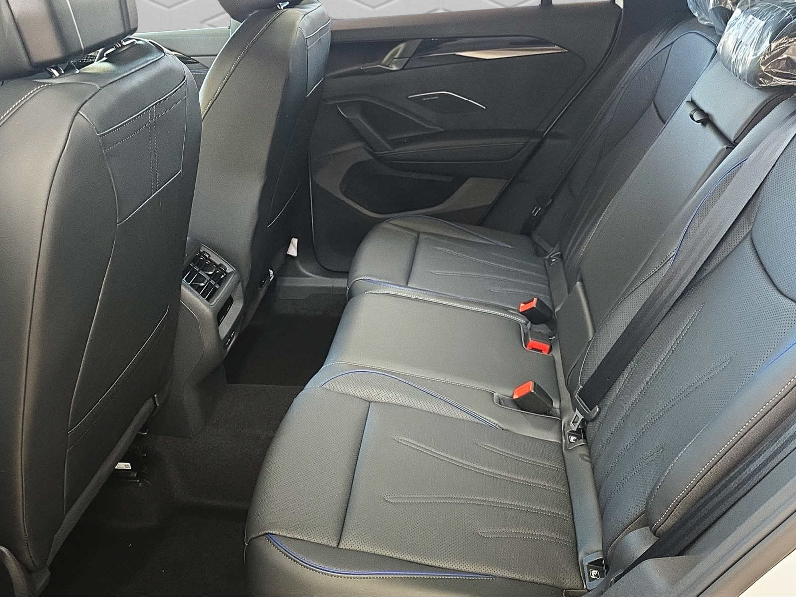 VW VW Tiguan R-Line-image-12