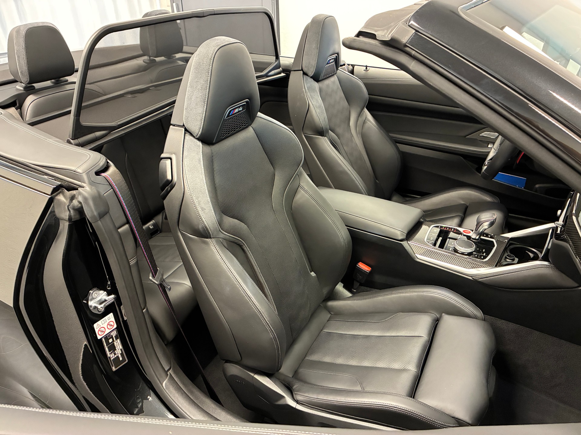 BMW M4 Competition xDrive Cabrio-image-10