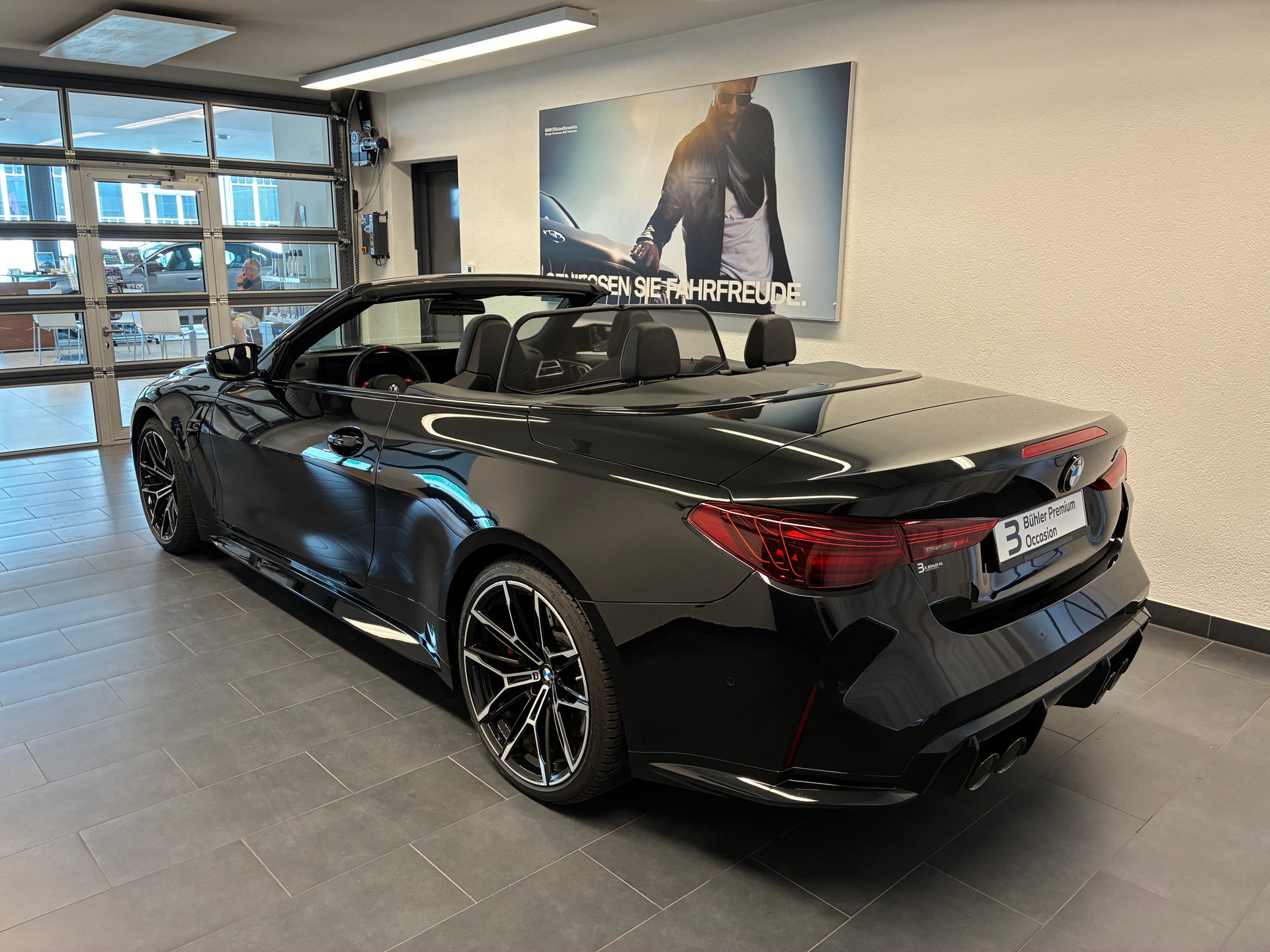 BMW M4 Competition xDrive Cabrio-image-5
