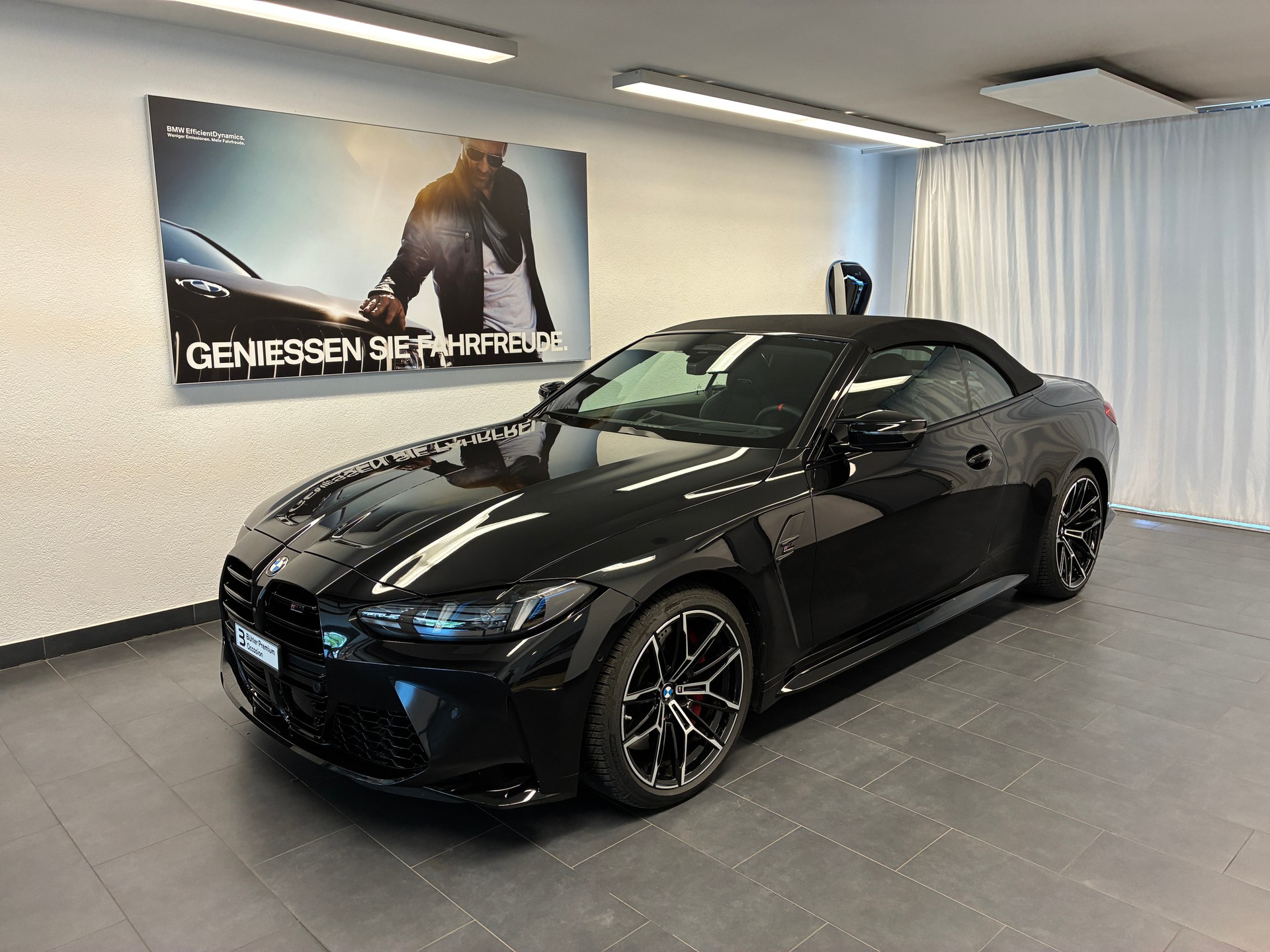 BMW M4 Competition xDrive Cabrio-showroom-element-1