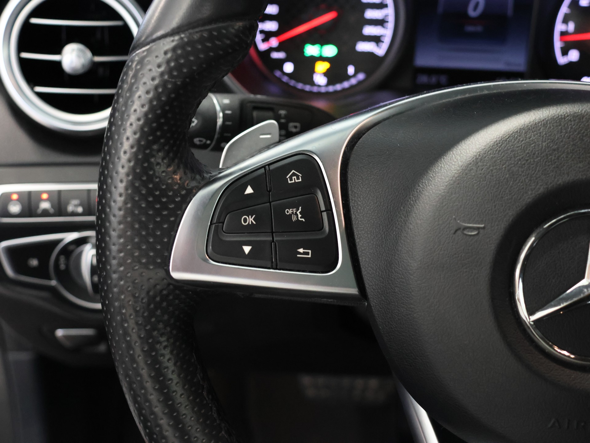 MERCEDES-BENZ GLC 43 AMG 4Matic 9G-Tronic *Panorama*Ambientebeleuchtung*Burmester*-image-21