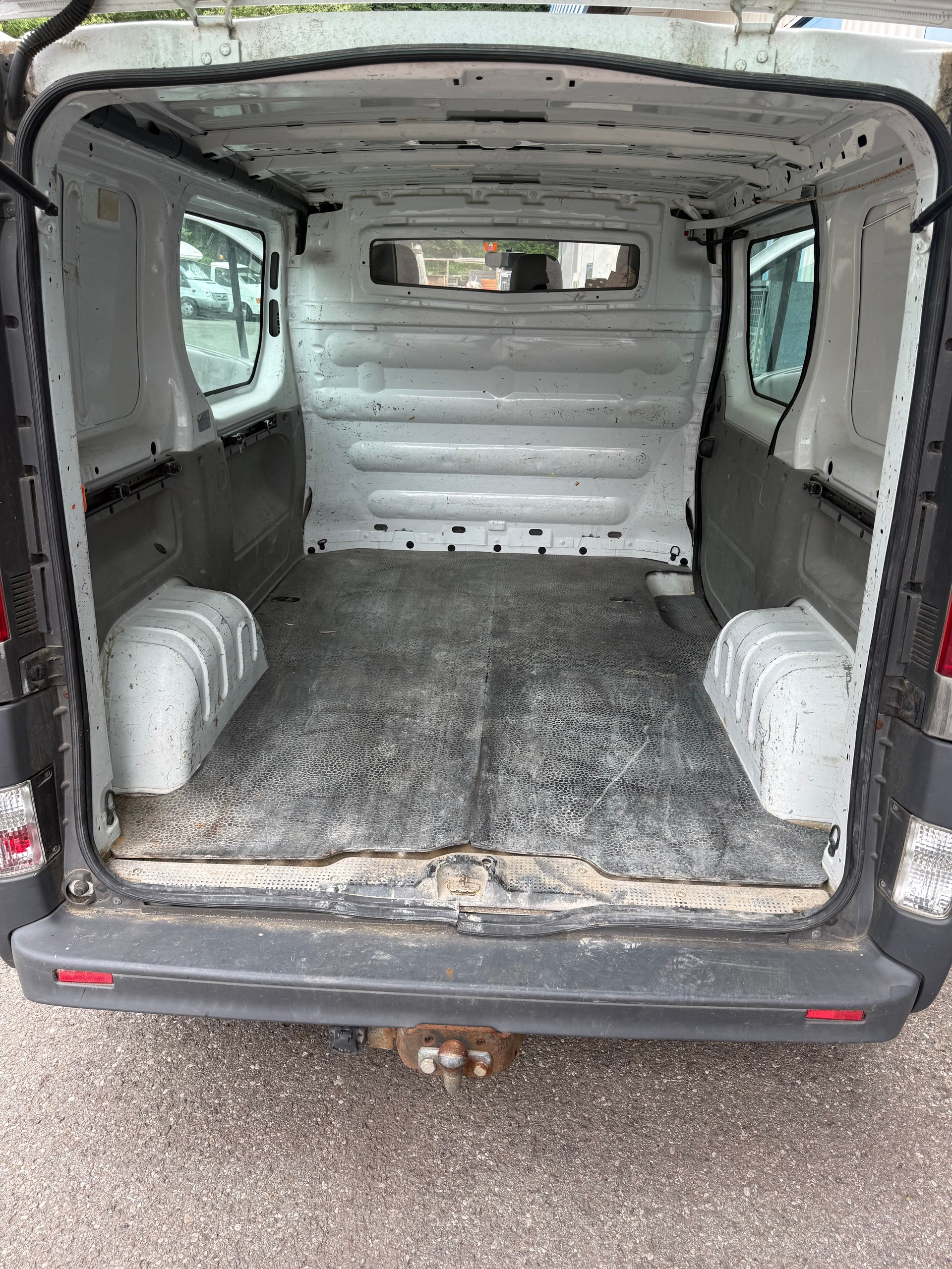 RENAULT Trafic 2.0 dCi 90 2.7t L1H1-image-8