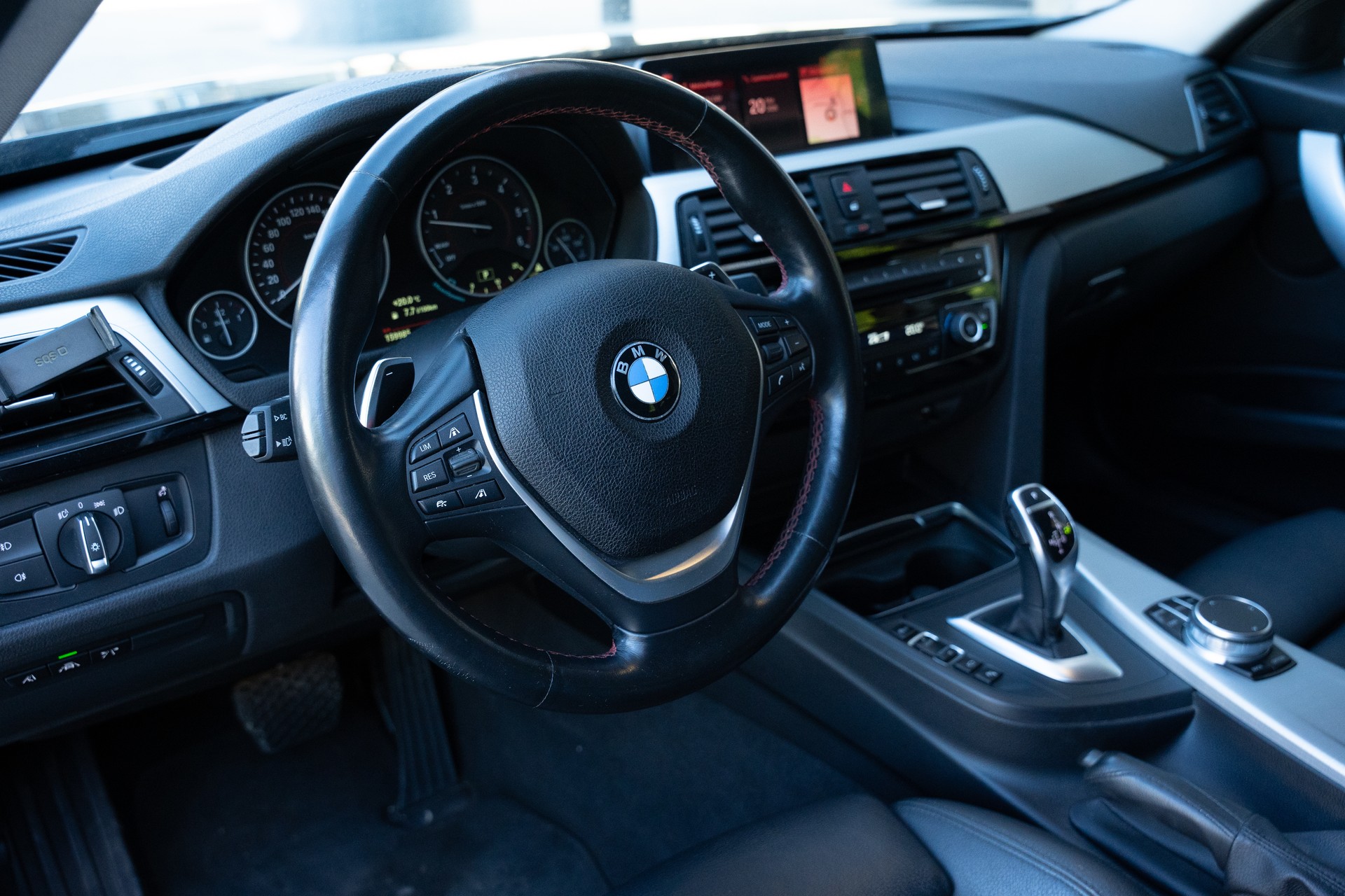 BMW 320-image-4