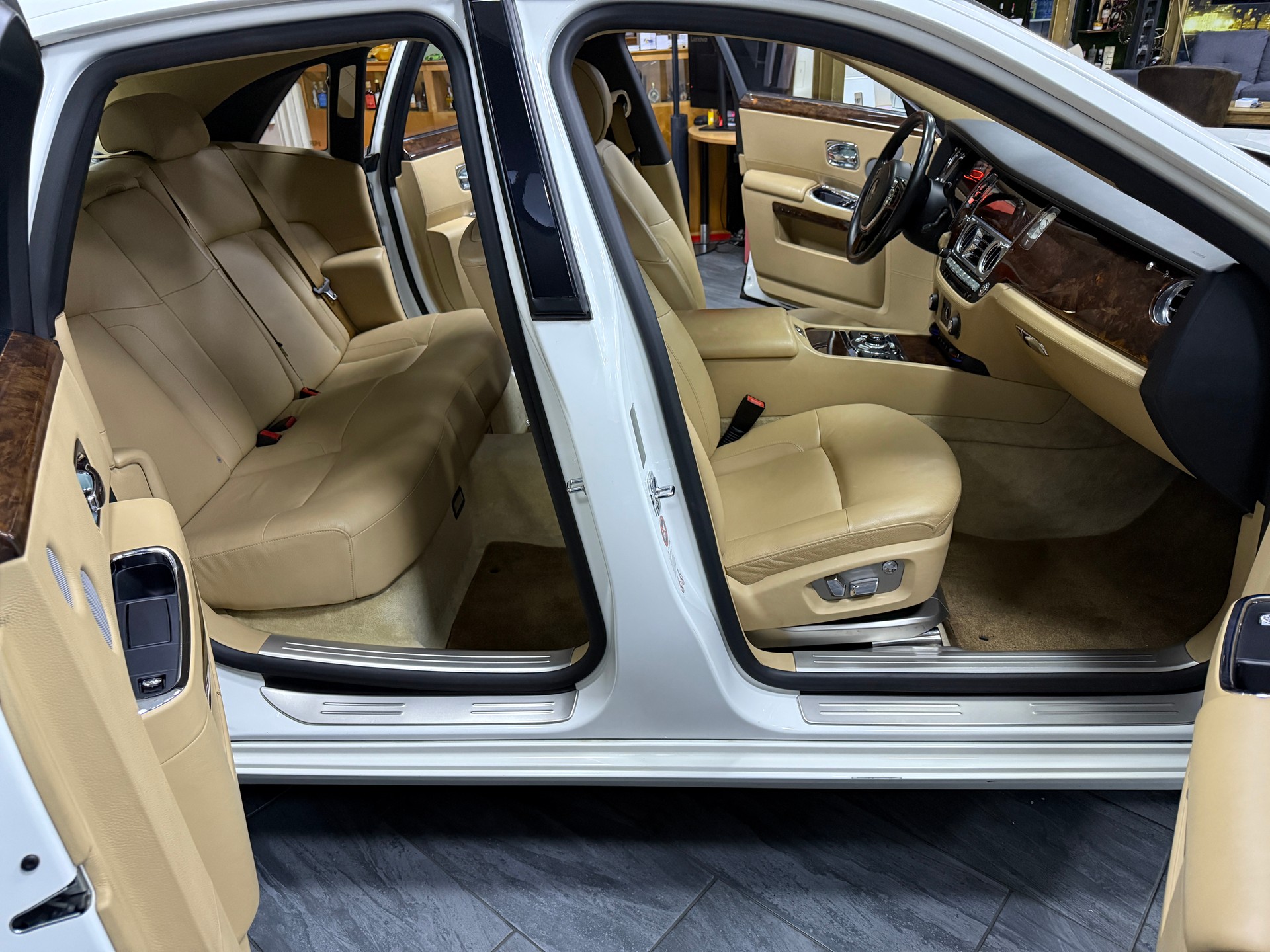 ROLLS-ROYCE Ghost 6.6 V12-image-5