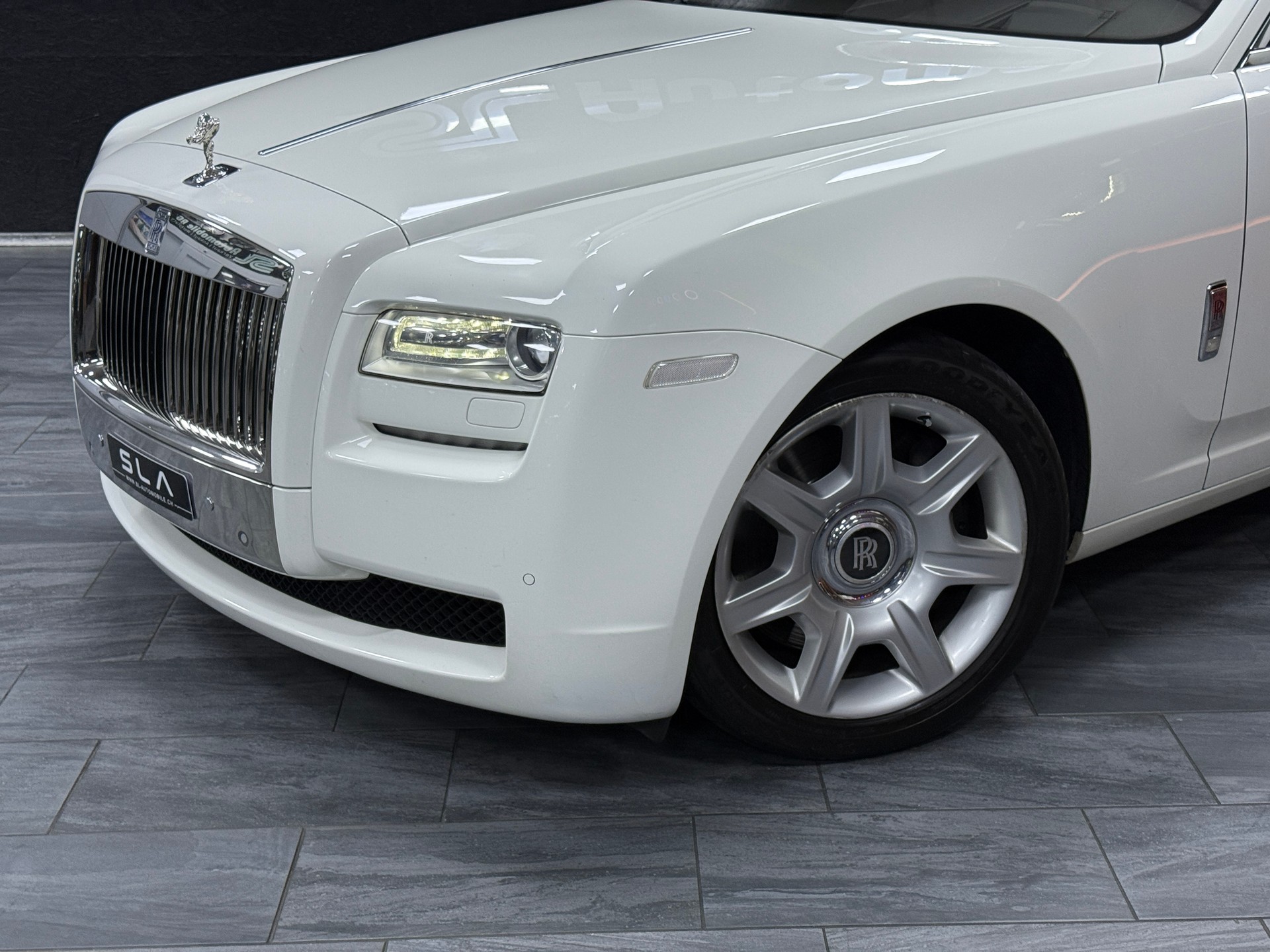 ROLLS-ROYCE Ghost 6.6 V12-showroom-element-1