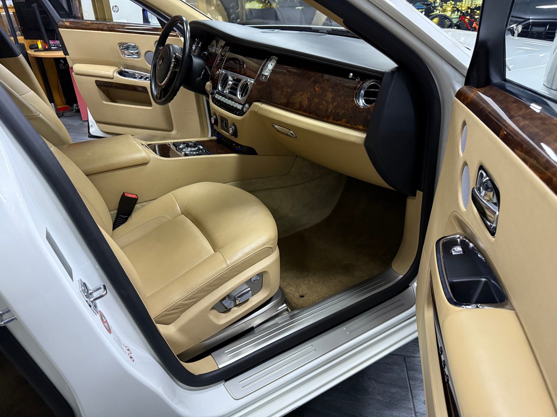 ROLLS-ROYCE Ghost 6.6 V12-image-6