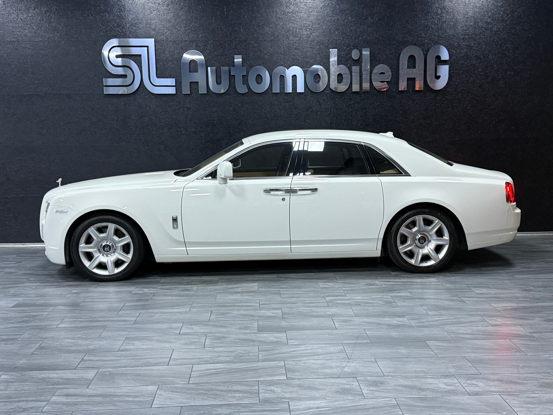 ROLLS-ROYCE Ghost 6.6 V12-showroom-element-3