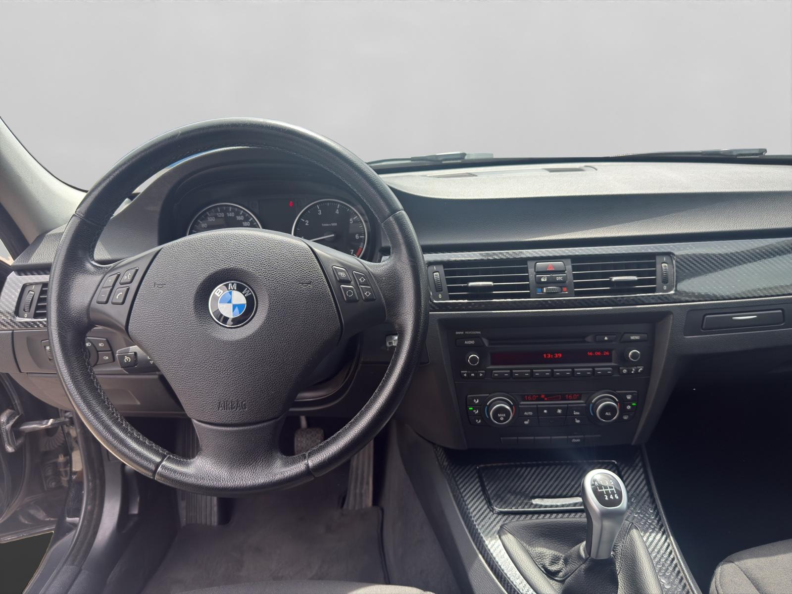 BMW 318i Access-image-12